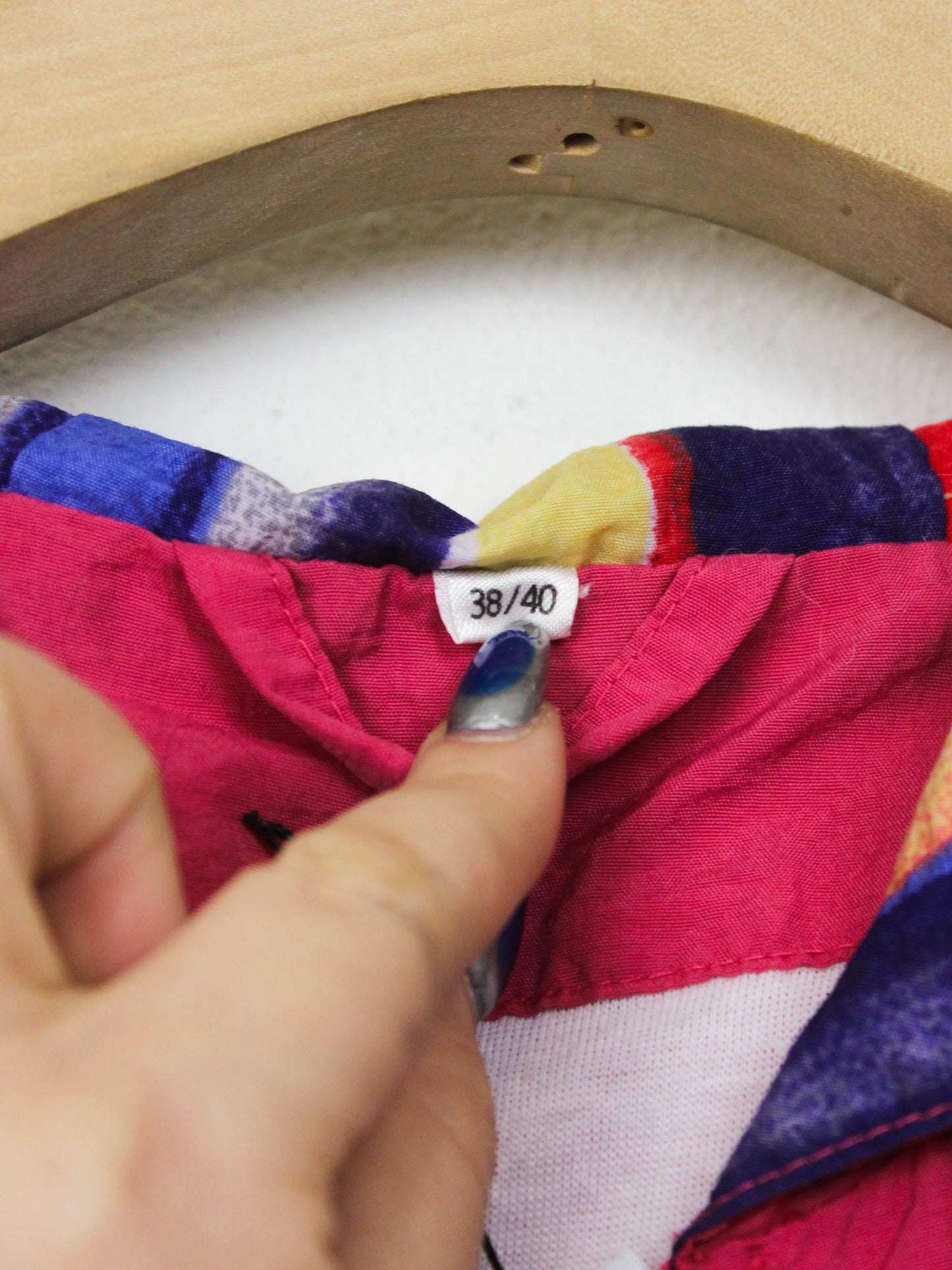 Рожева вітровка з кольоровими смужками