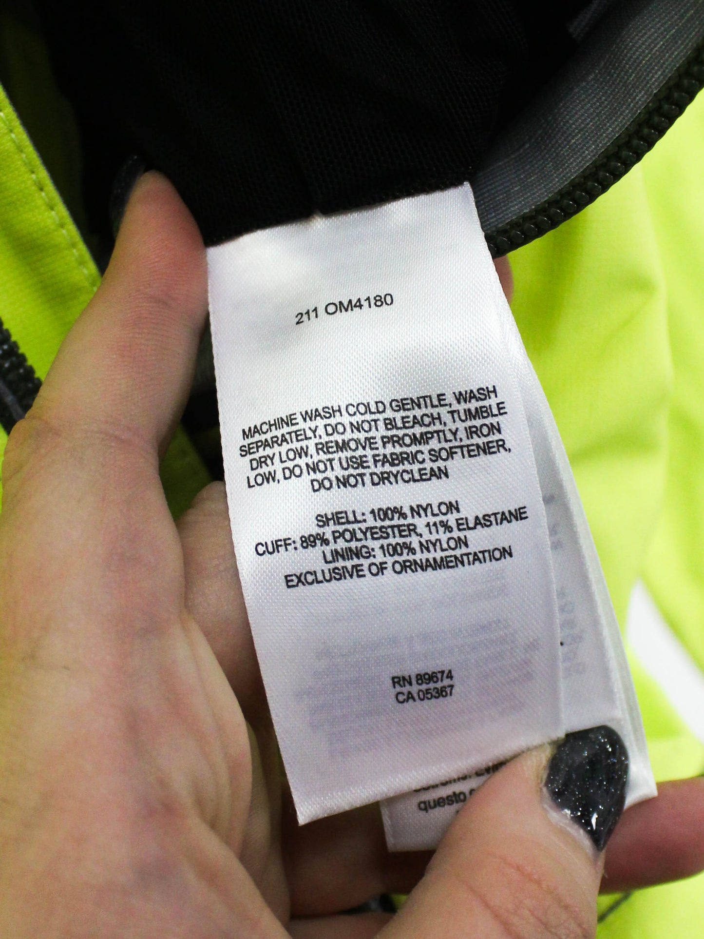 Яскраво-зелена куртка Mountain Hardwear з мембраною