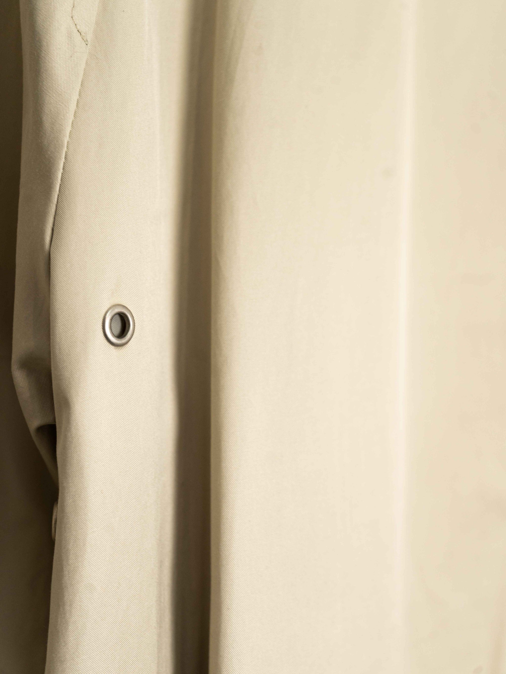 Бежевий дощовик на змійці