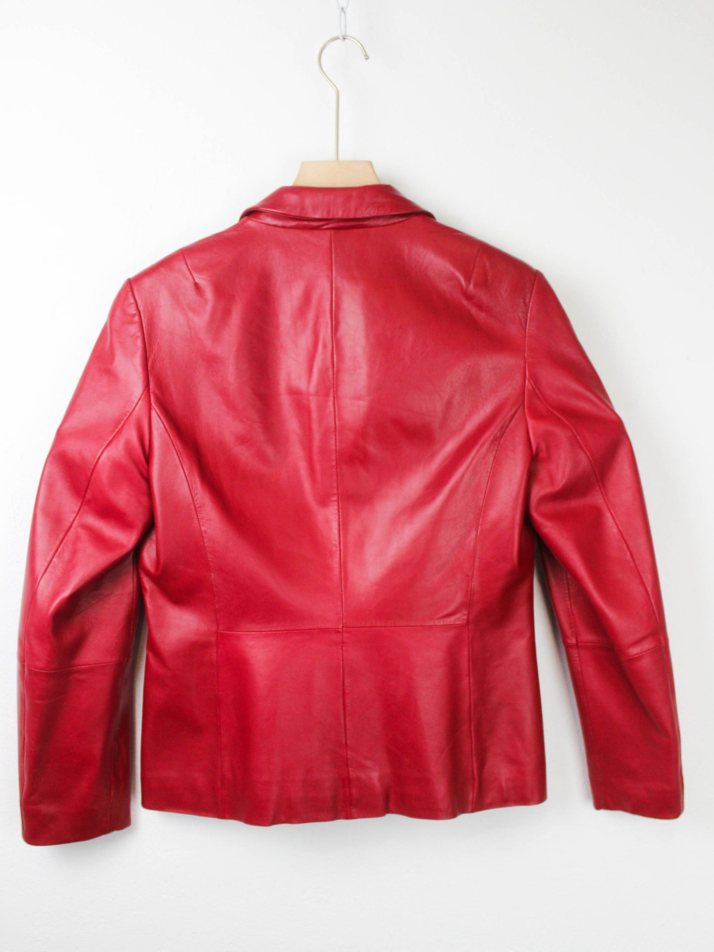 Вишневий шкіряний піджак на гудзиках