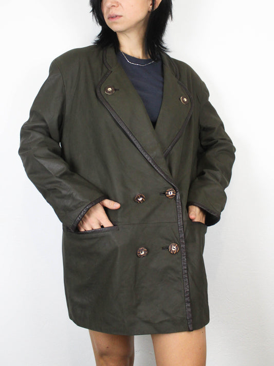 Шкіряне пальто із квітковою вишивкою