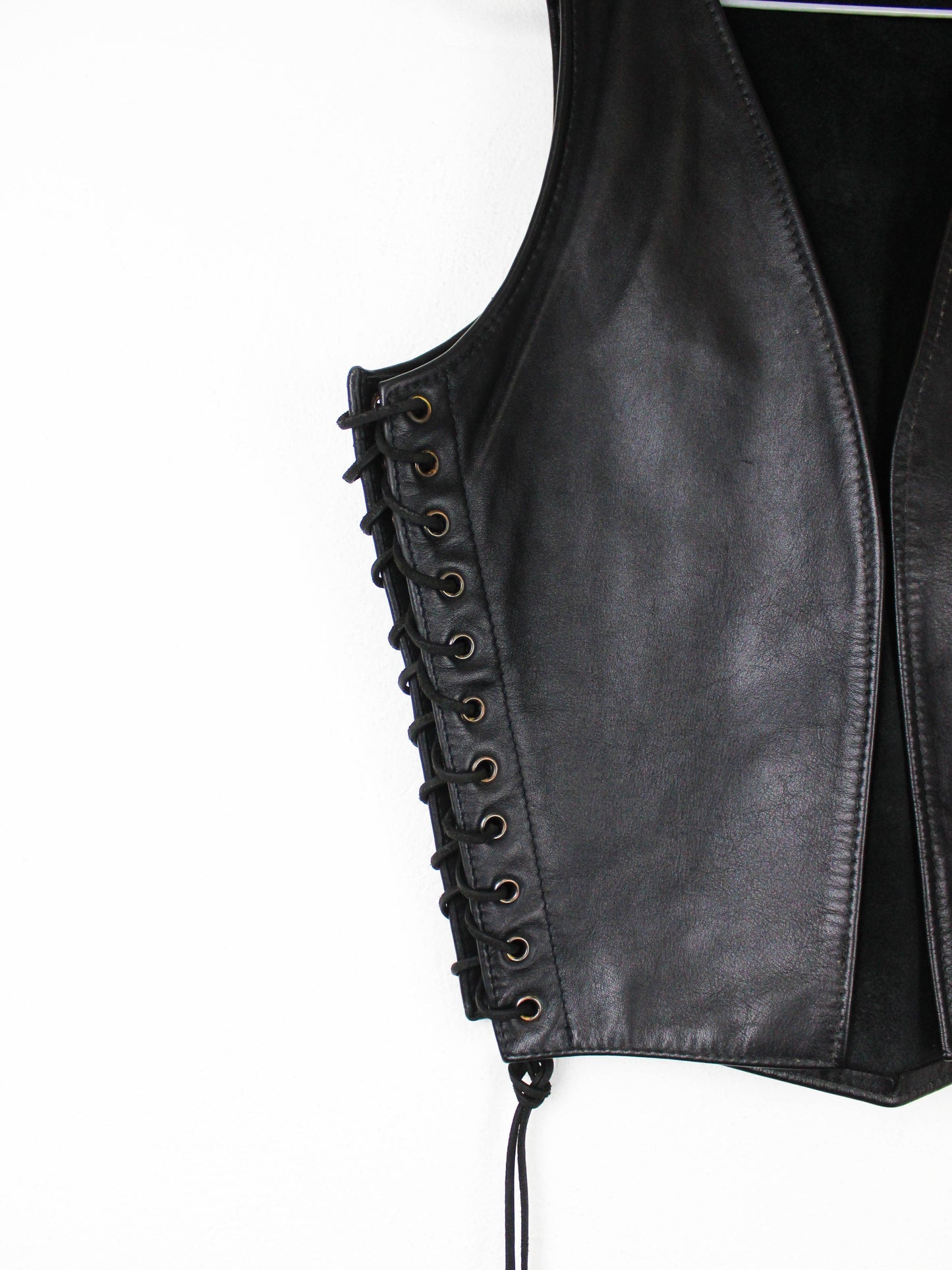 Жилет шкіряний із зав'язками