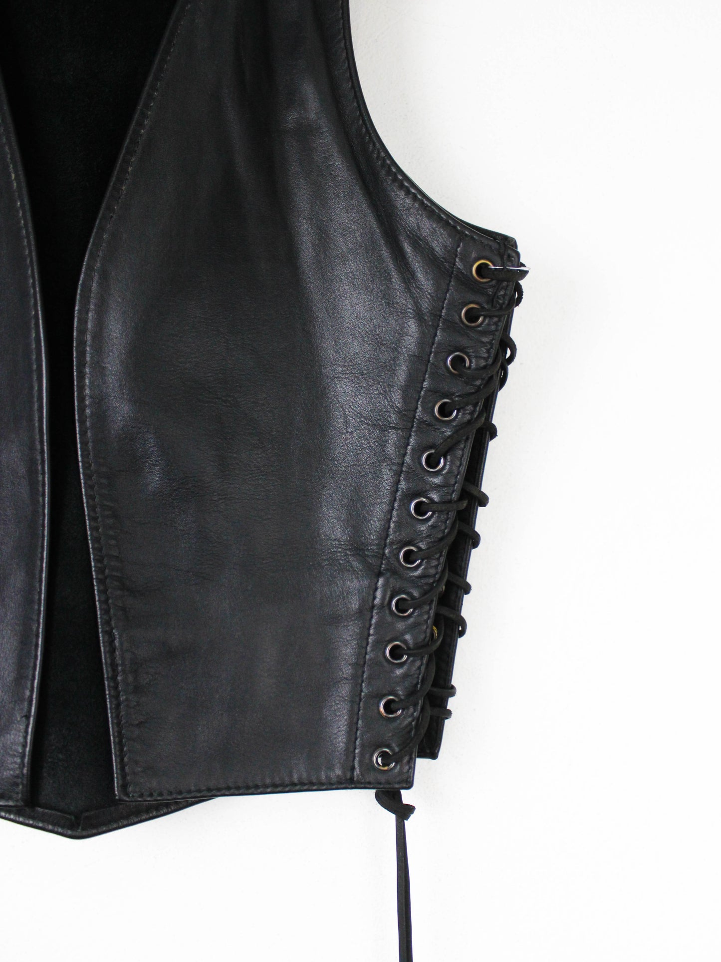 Жилет шкіряний із зав'язками