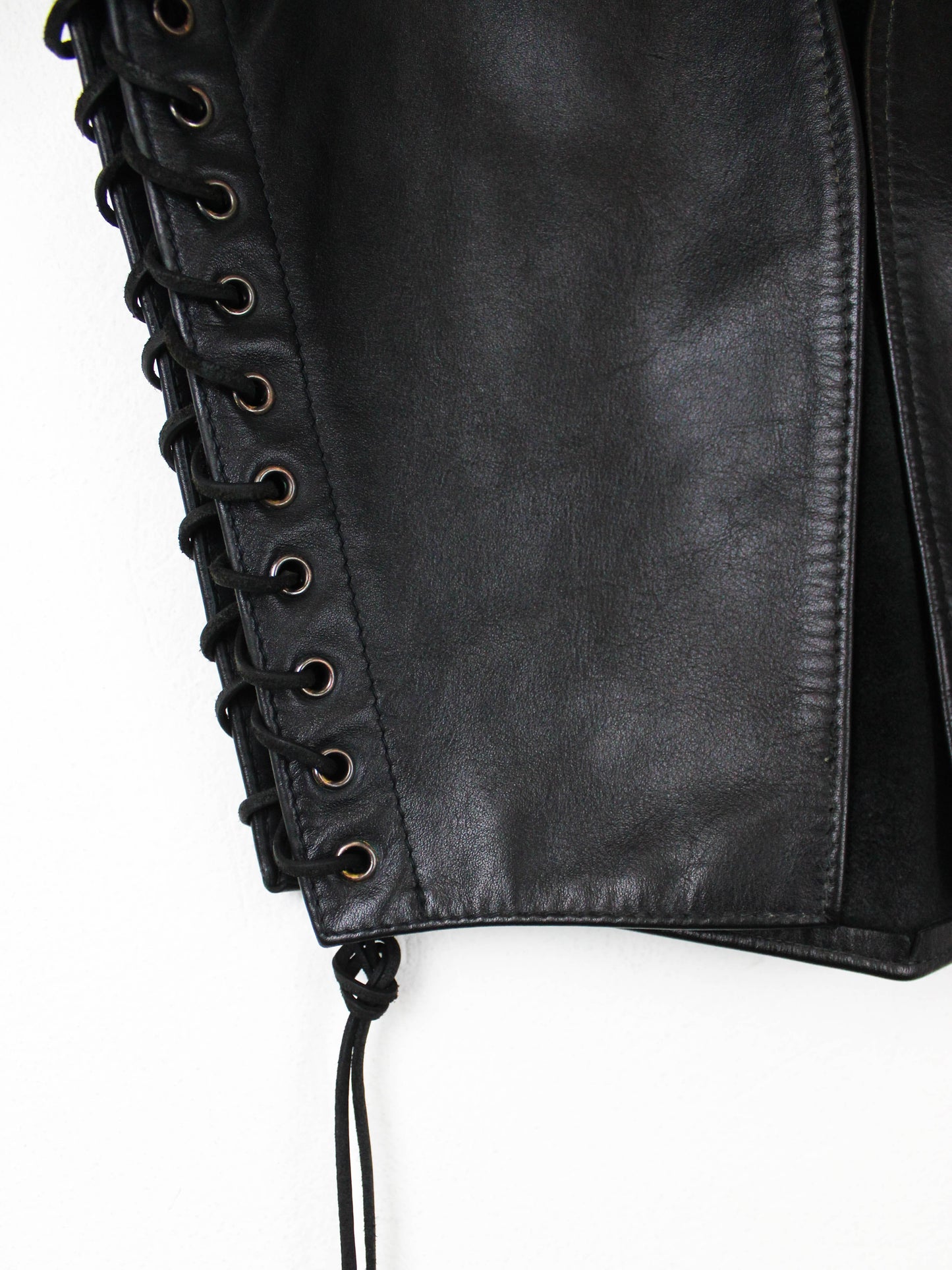 Жилет шкіряний із зав'язками