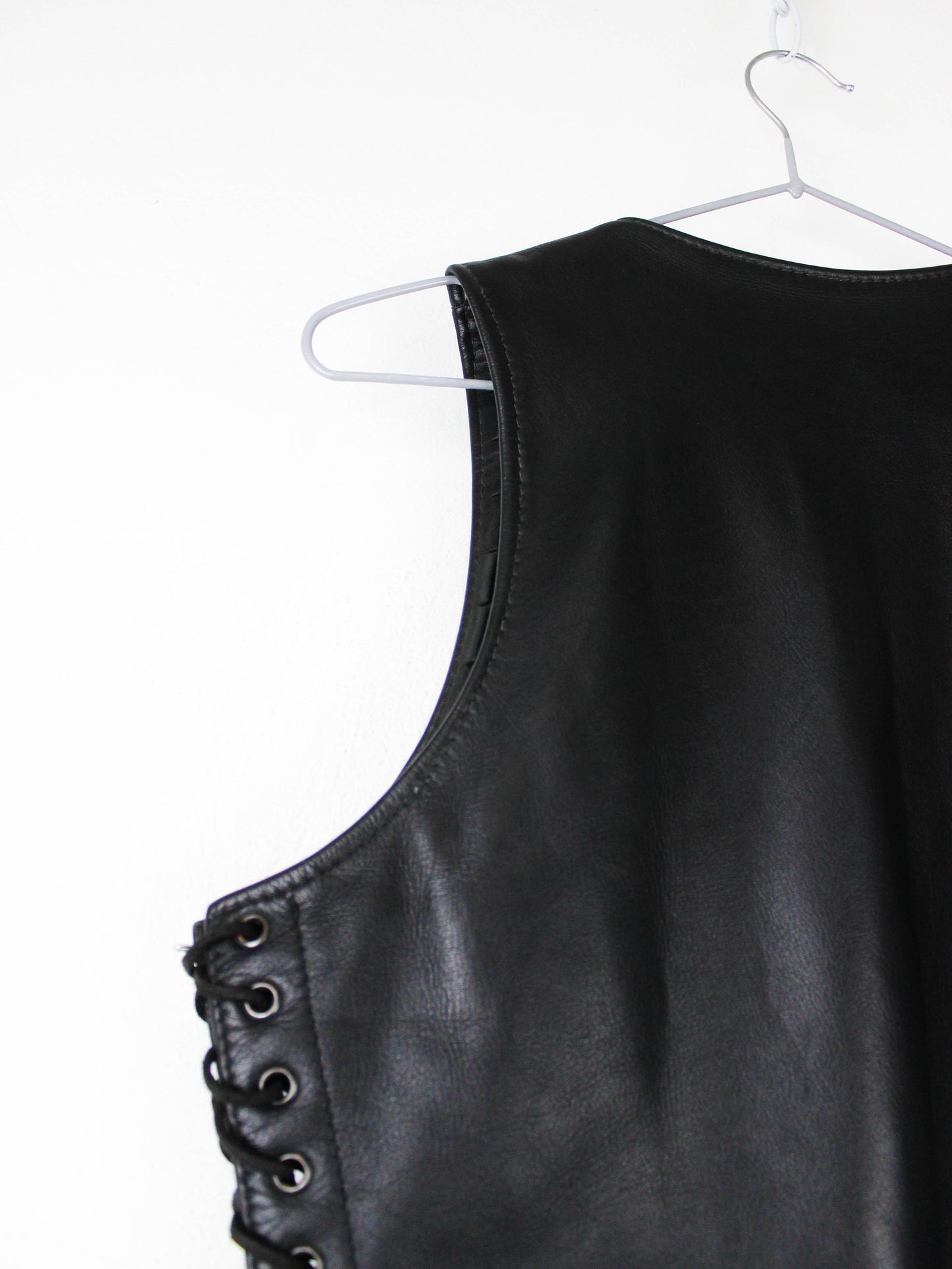 Жилет шкіряний із зав'язками