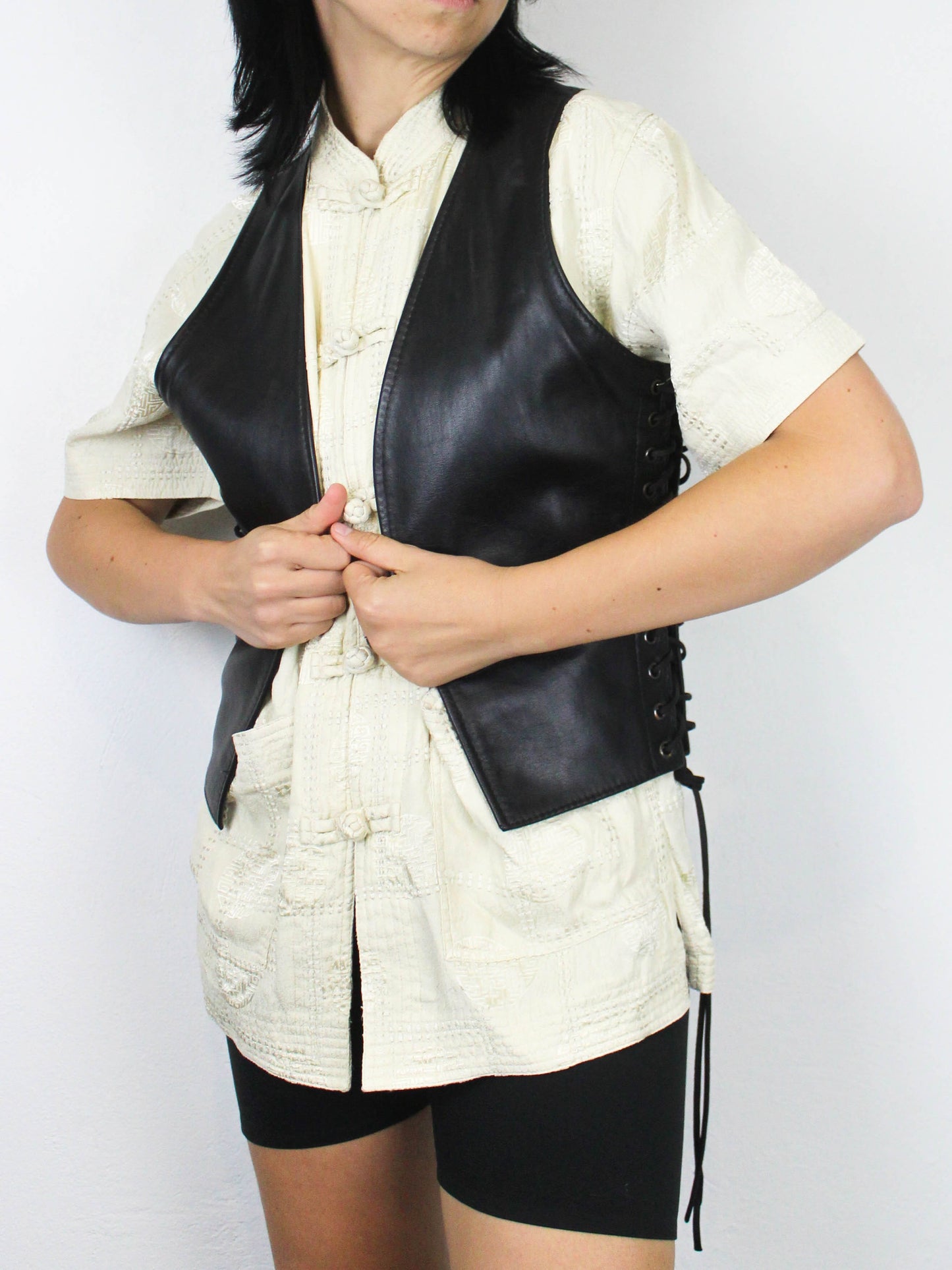 Жилет шкіряний із зав'язками