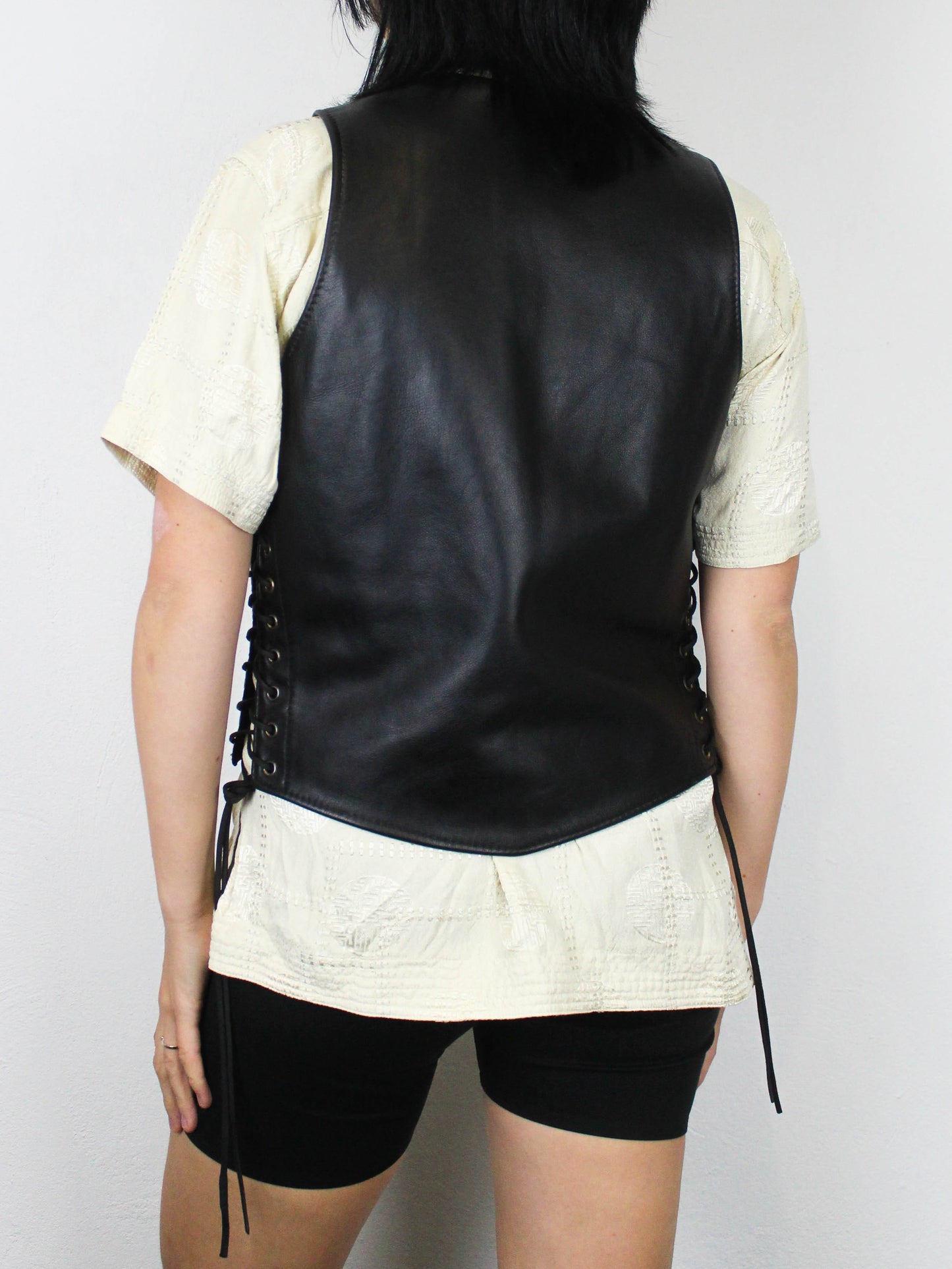 Жилет шкіряний із зав'язками