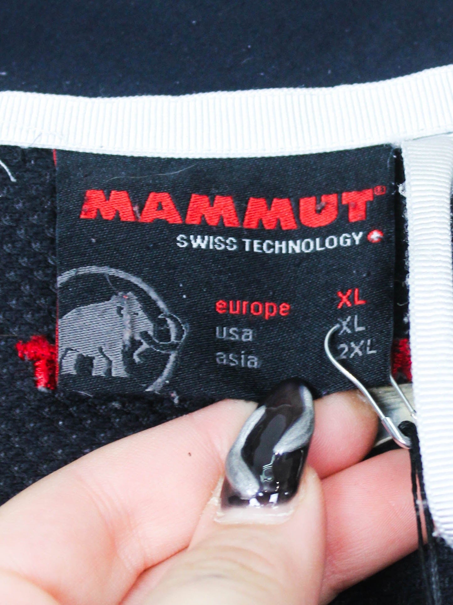 Темно-синя куртка Mammut