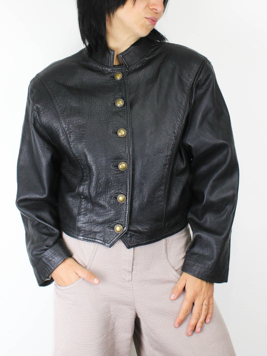 Укорочена шкірянка із золотими гудзиками