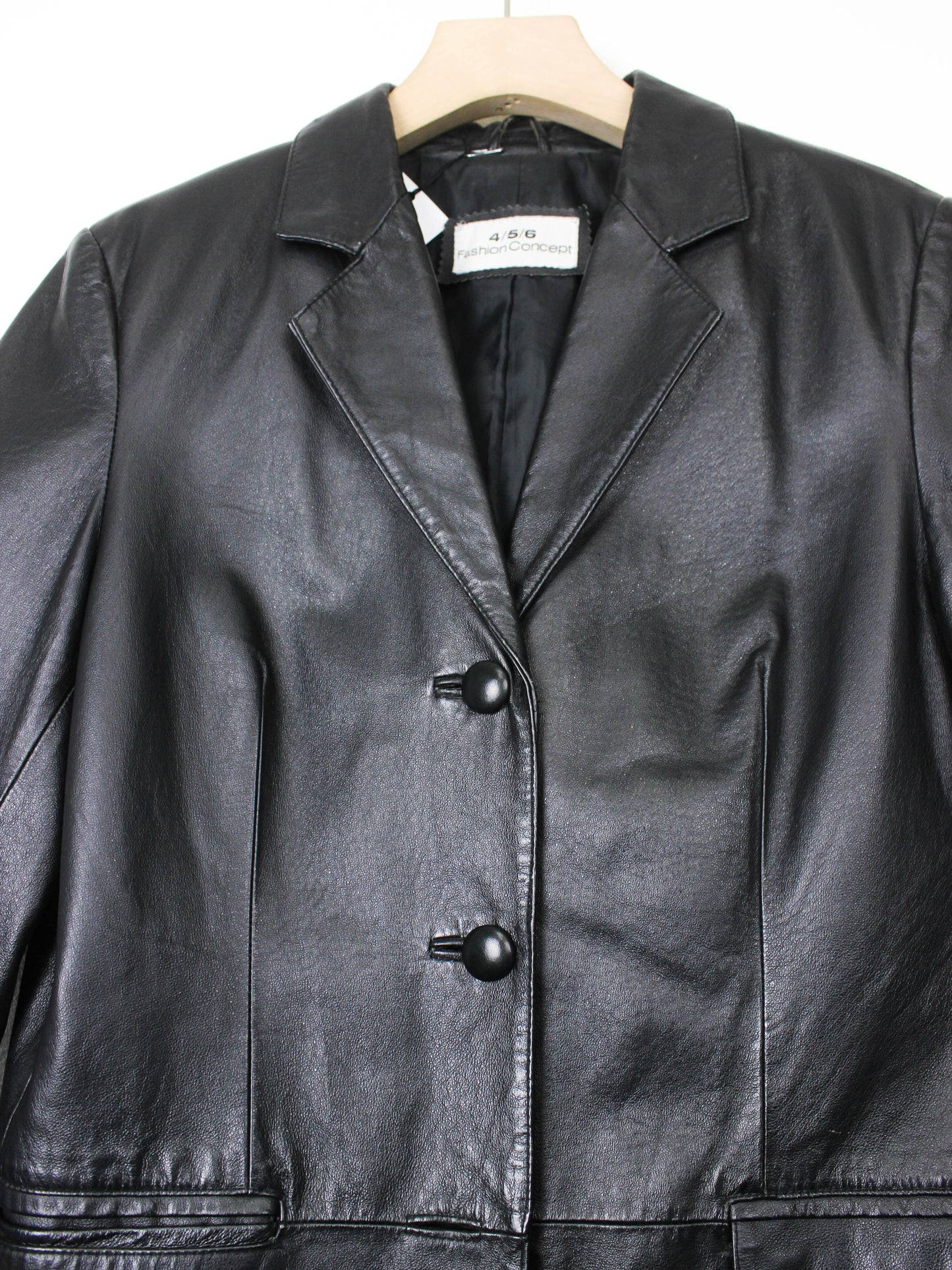 Вінтажна чорна шкірянка прямого крою