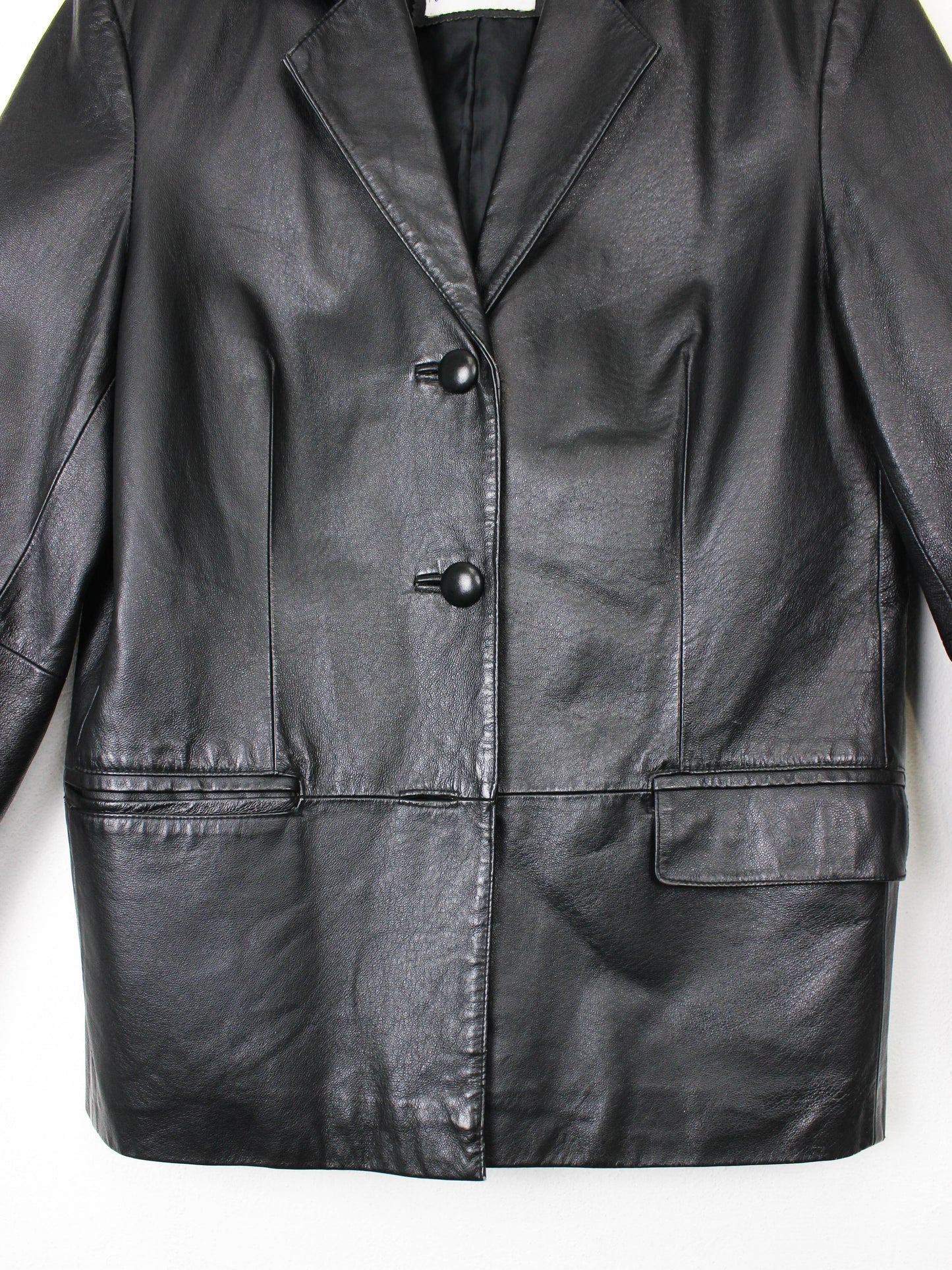 Вінтажна чорна шкірянка прямого крою