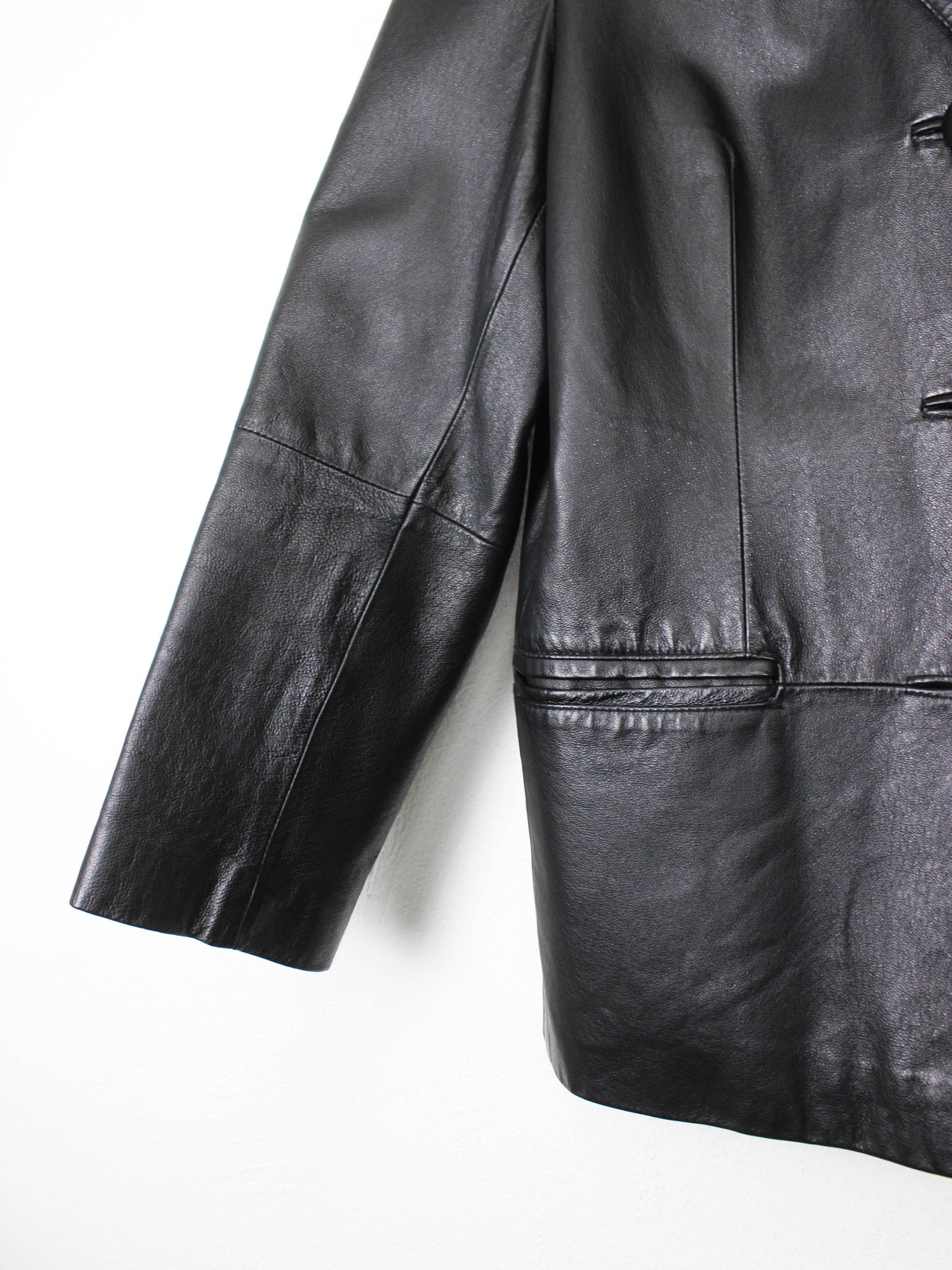 Вінтажна чорна шкірянка прямого крою