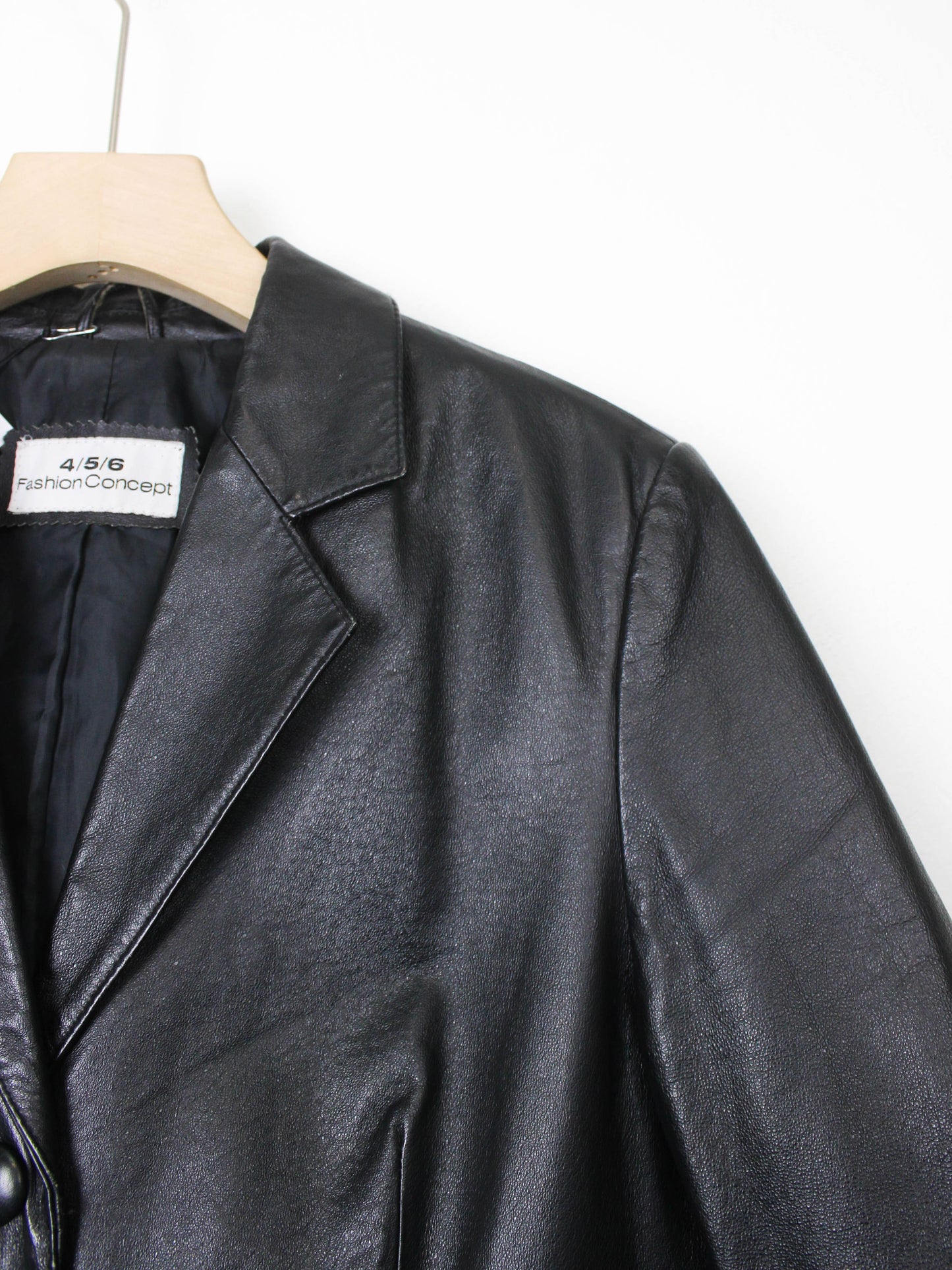 Вінтажна чорна шкірянка прямого крою