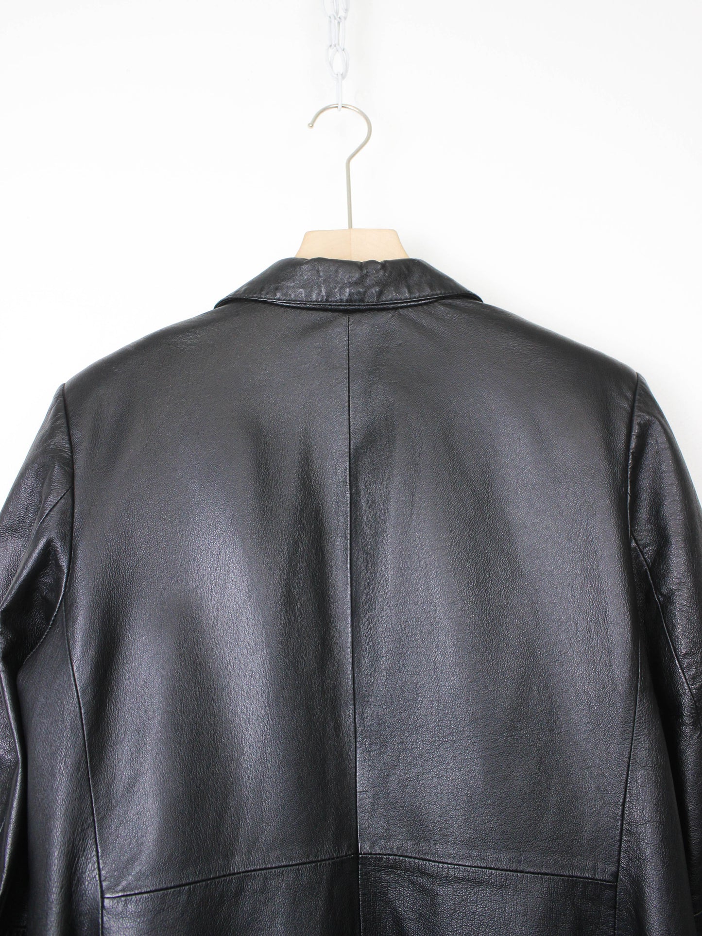 Вінтажна чорна шкірянка прямого крою