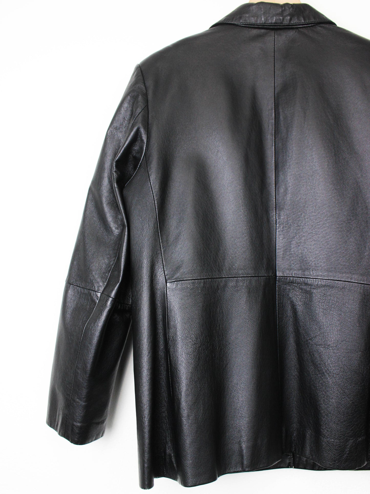 Вінтажна чорна шкірянка прямого крою