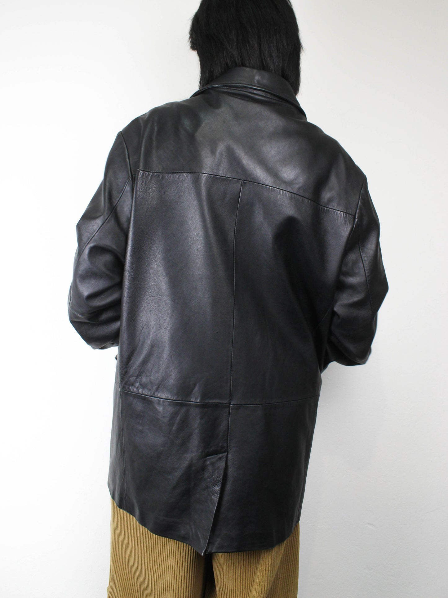 Вінтажна чорна шкірянка прямого крою