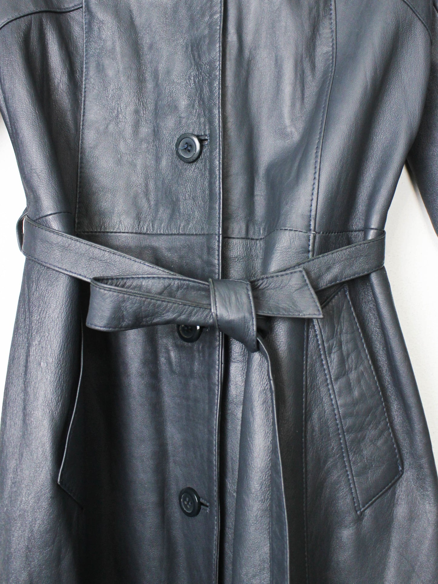 Шкріяний тренч графітового кольору на поясі