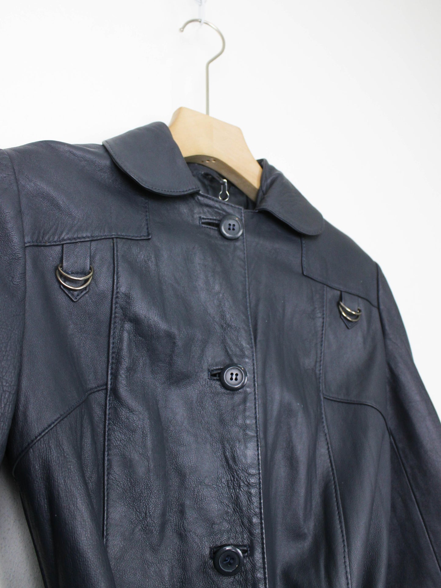 Шкріяний тренч графітового кольору на поясі