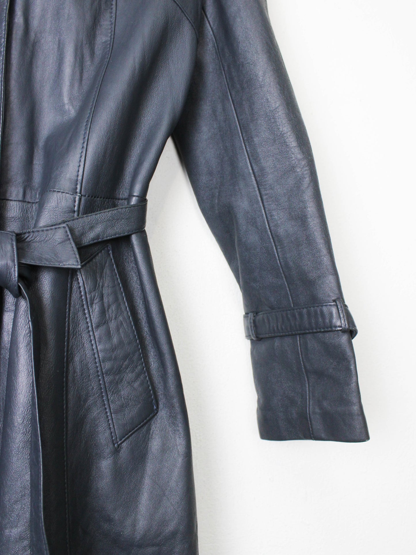 Шкріяний тренч графітового кольору на поясі