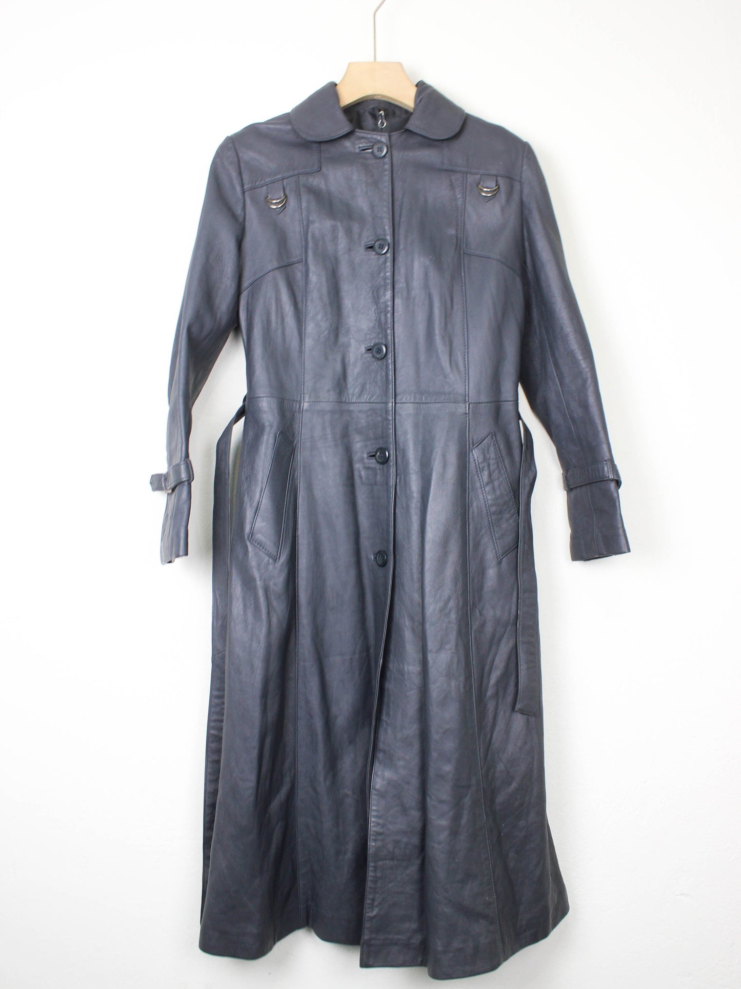 Шкріяний тренч графітового кольору на поясі