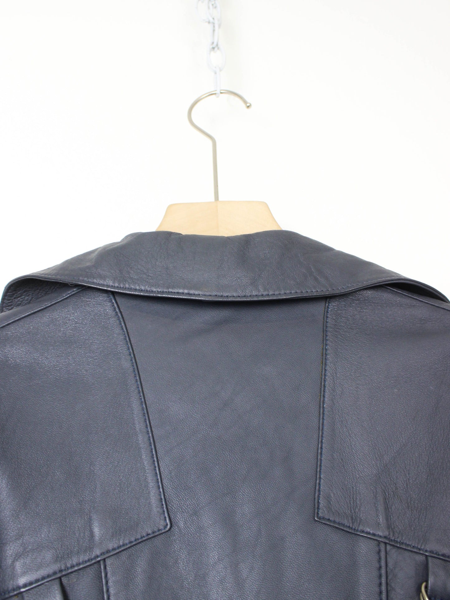 Шкріяний тренч графітового кольору на поясі