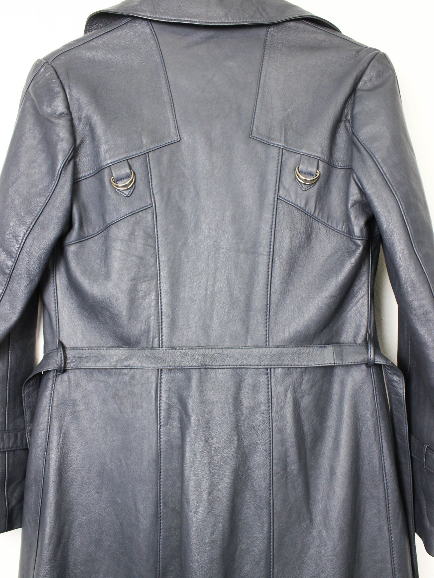 Шкріяний тренч графітового кольору на поясі