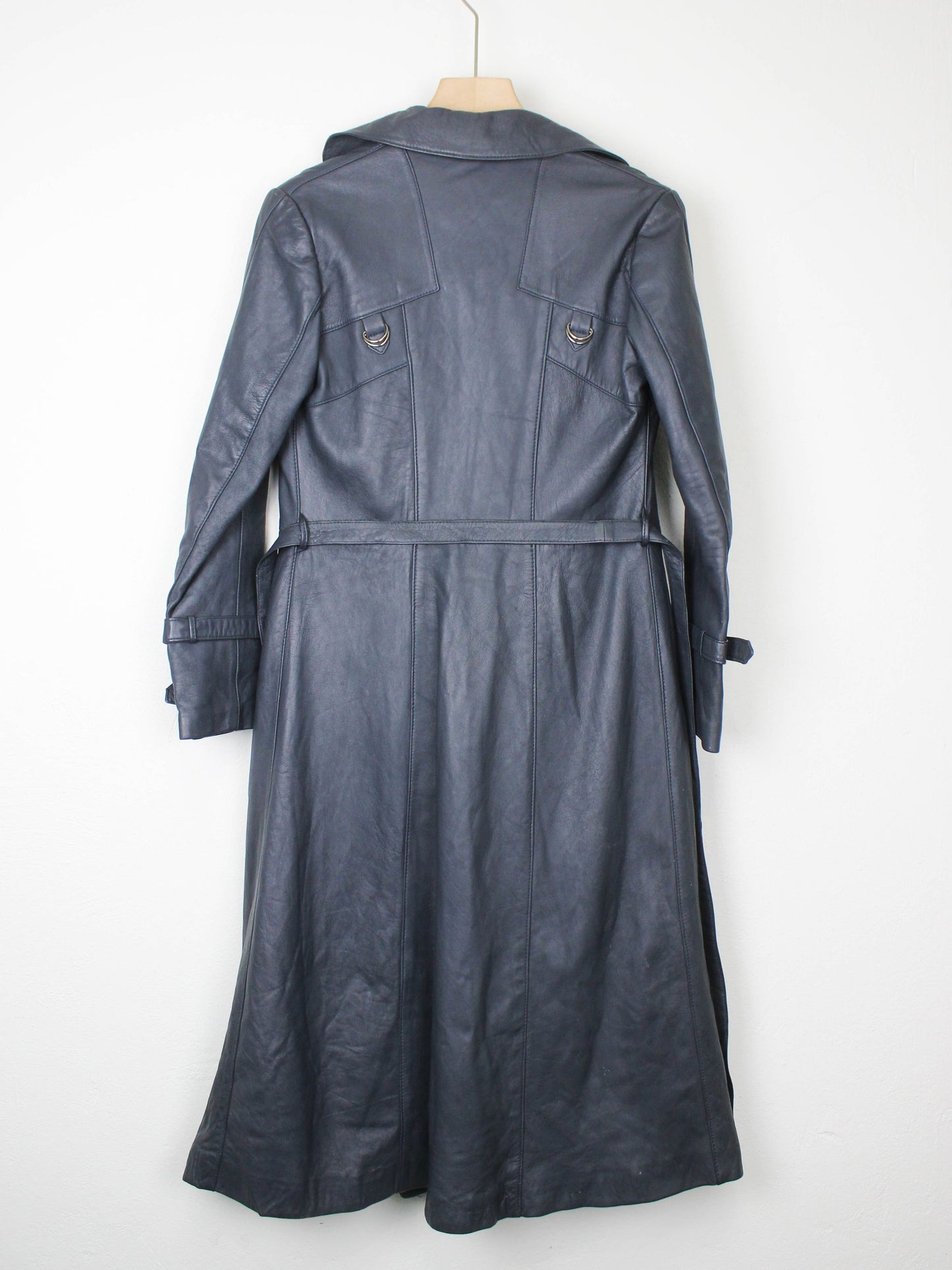 Шкріяний тренч графітового кольору на поясі