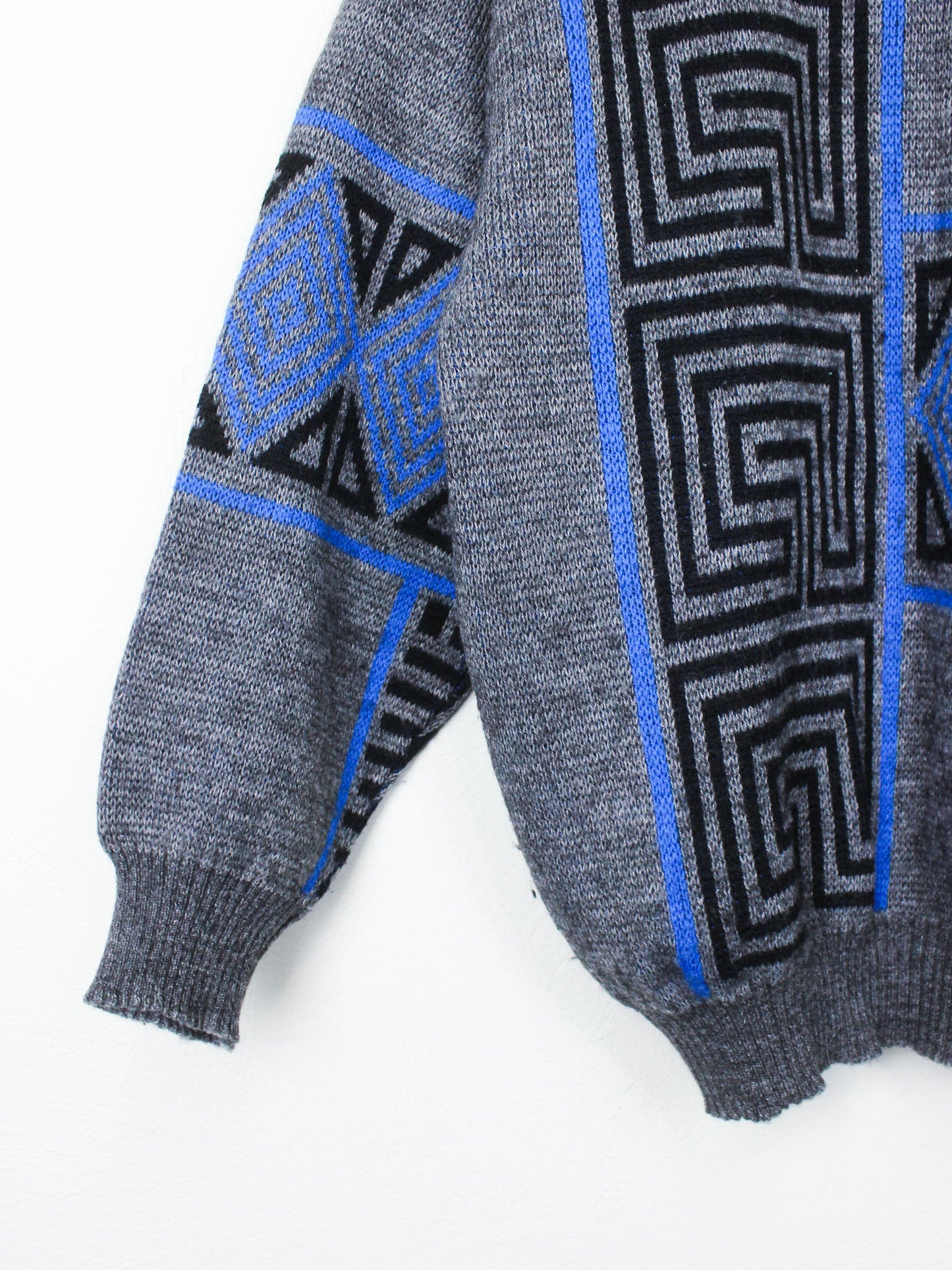 Сіро-блакитний светр "Лабіринт"