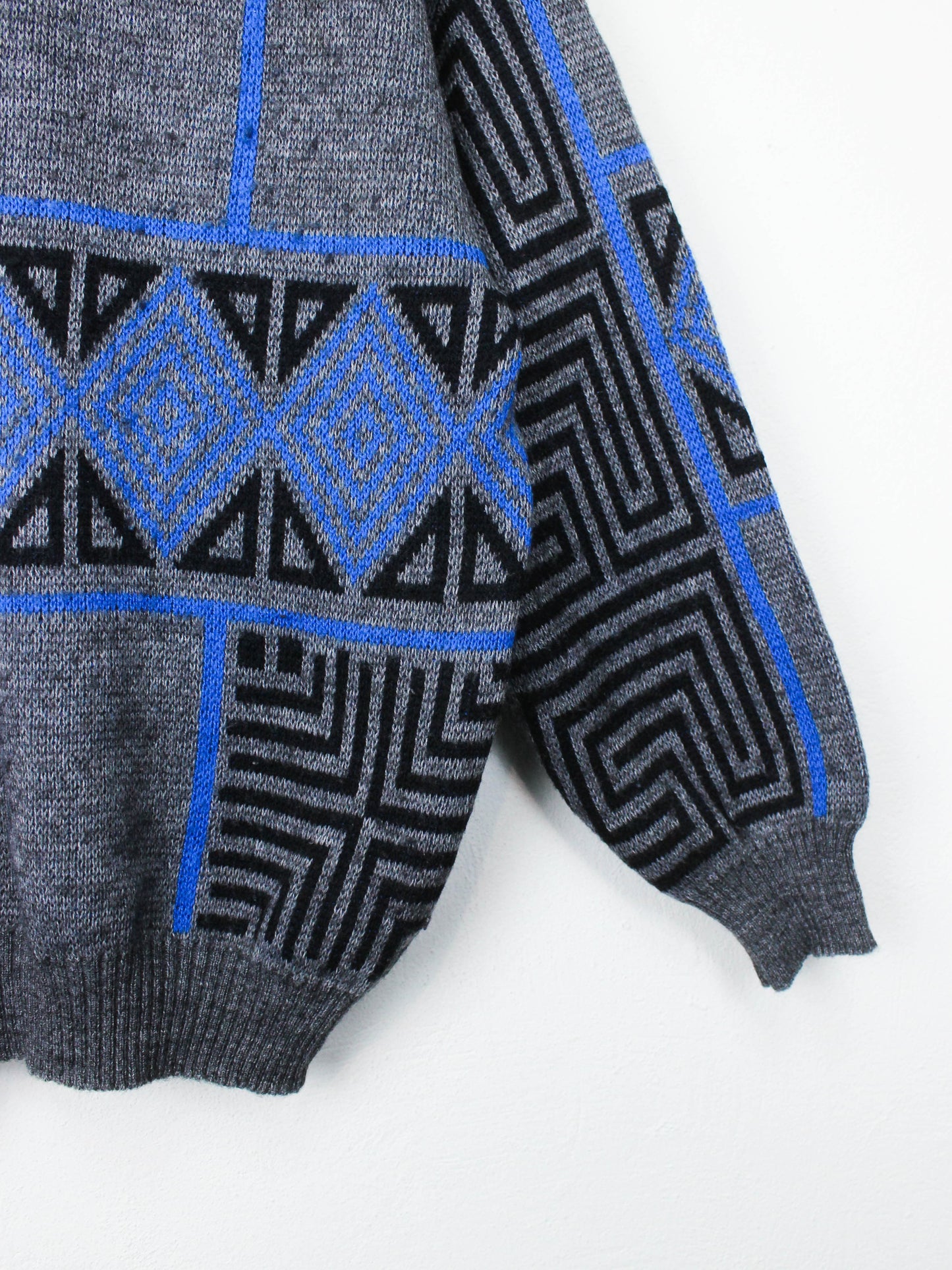 Сіро-блакитний светр "Лабіринт"