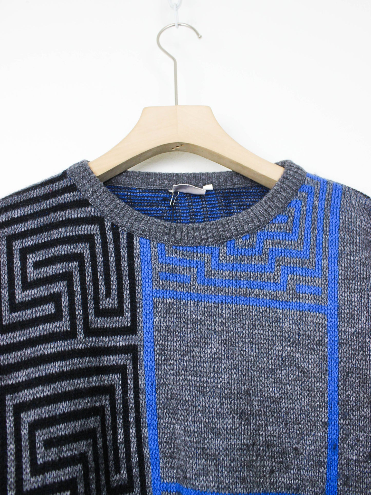 Сіро-блакитний светр "Лабіринт"