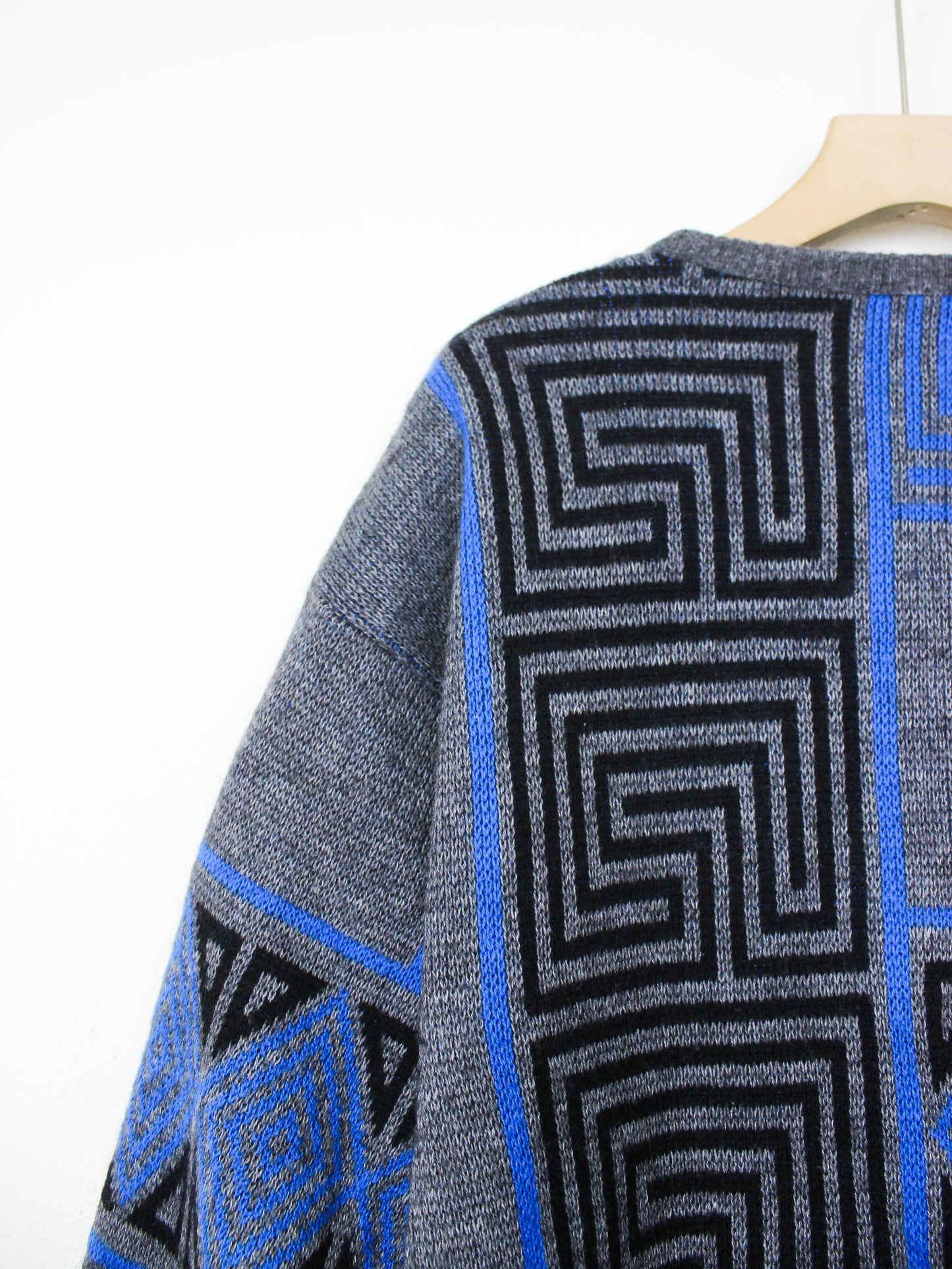 Сіро-блакитний светр "Лабіринт"