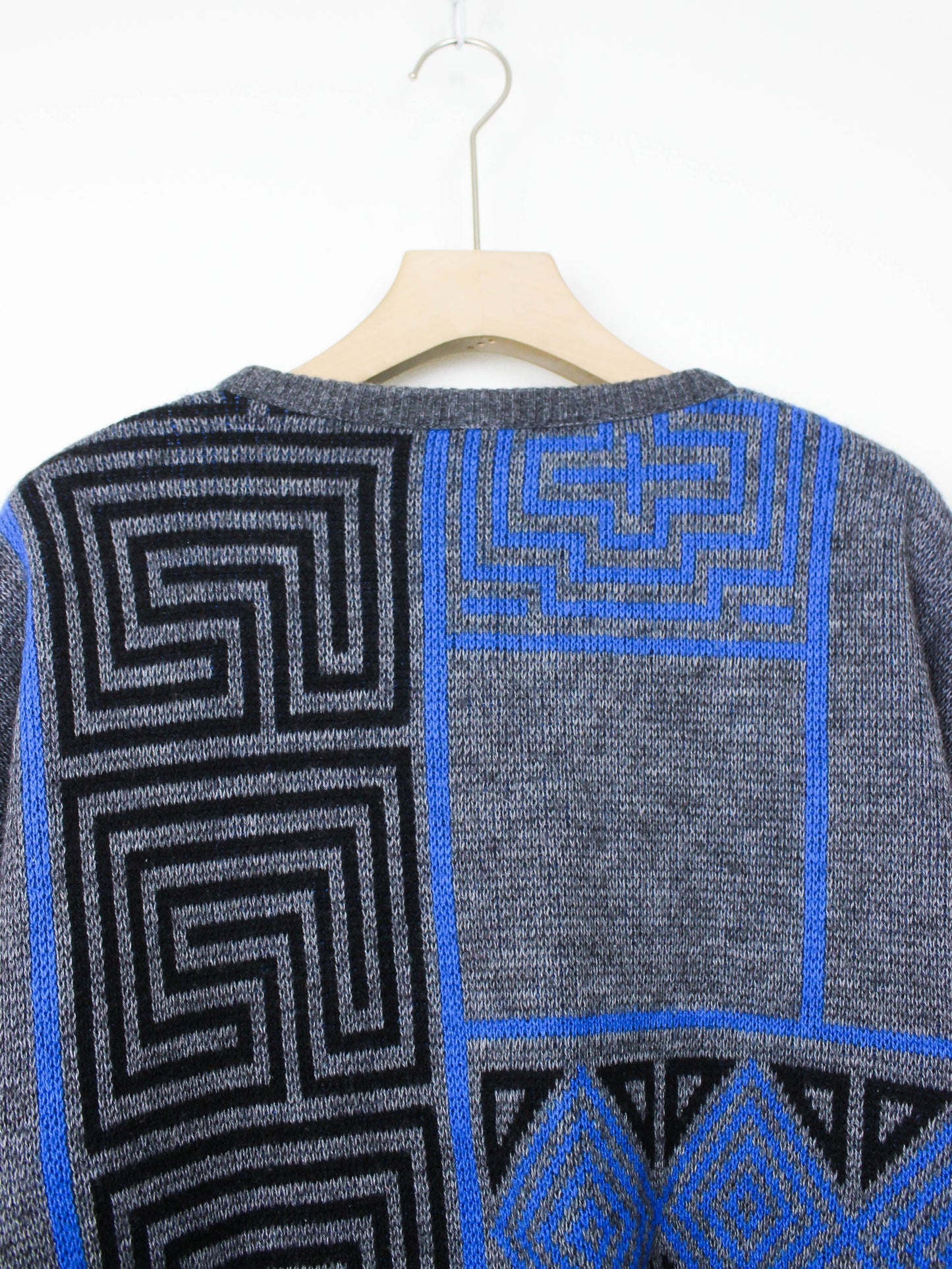 Сіро-блакитний светр "Лабіринт"