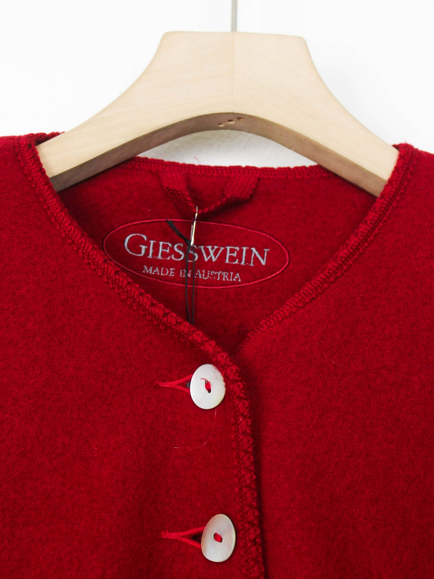 Червоний кардиган Giesswein