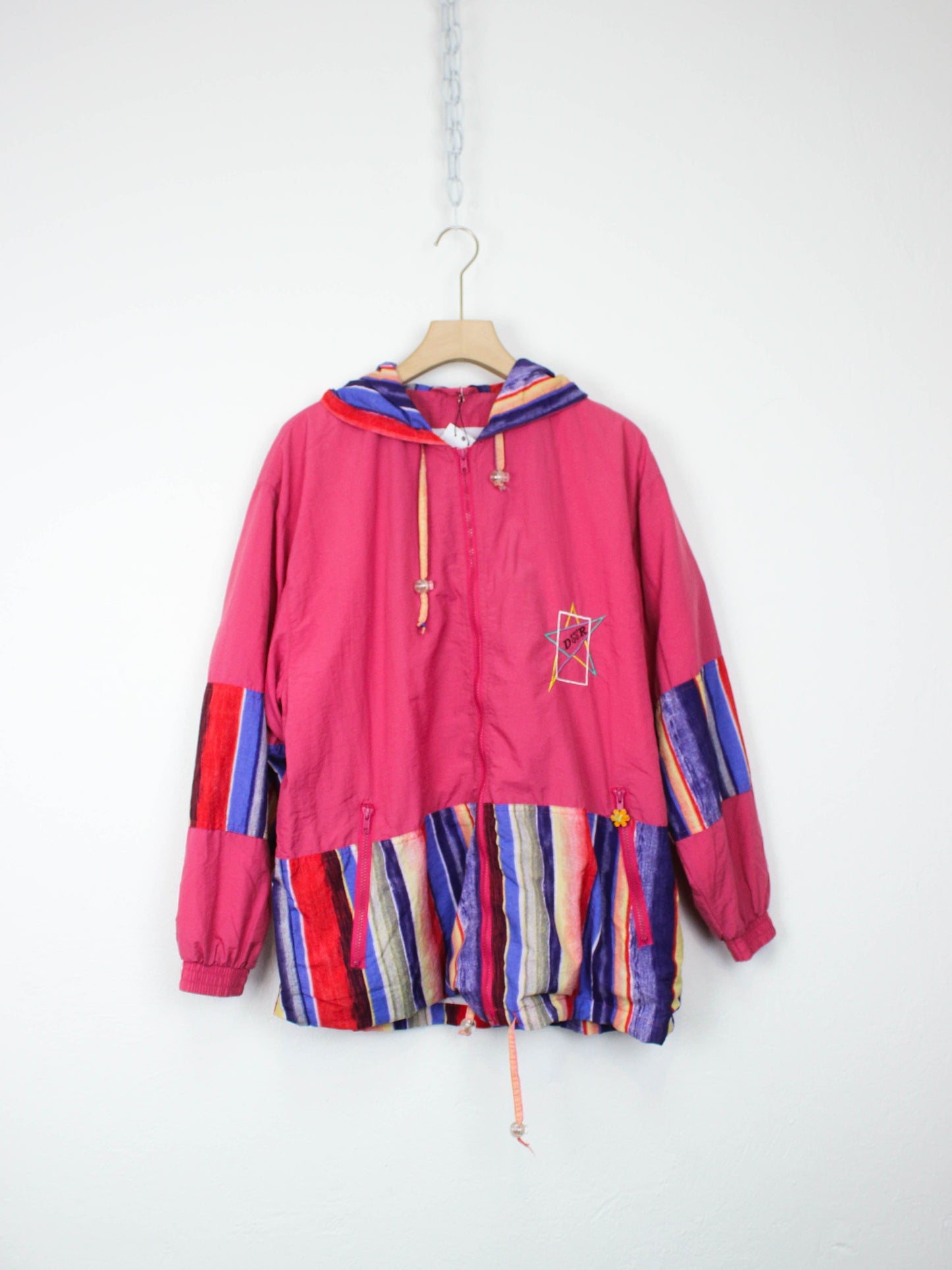 Рожева вітровка з кольоровими смужками