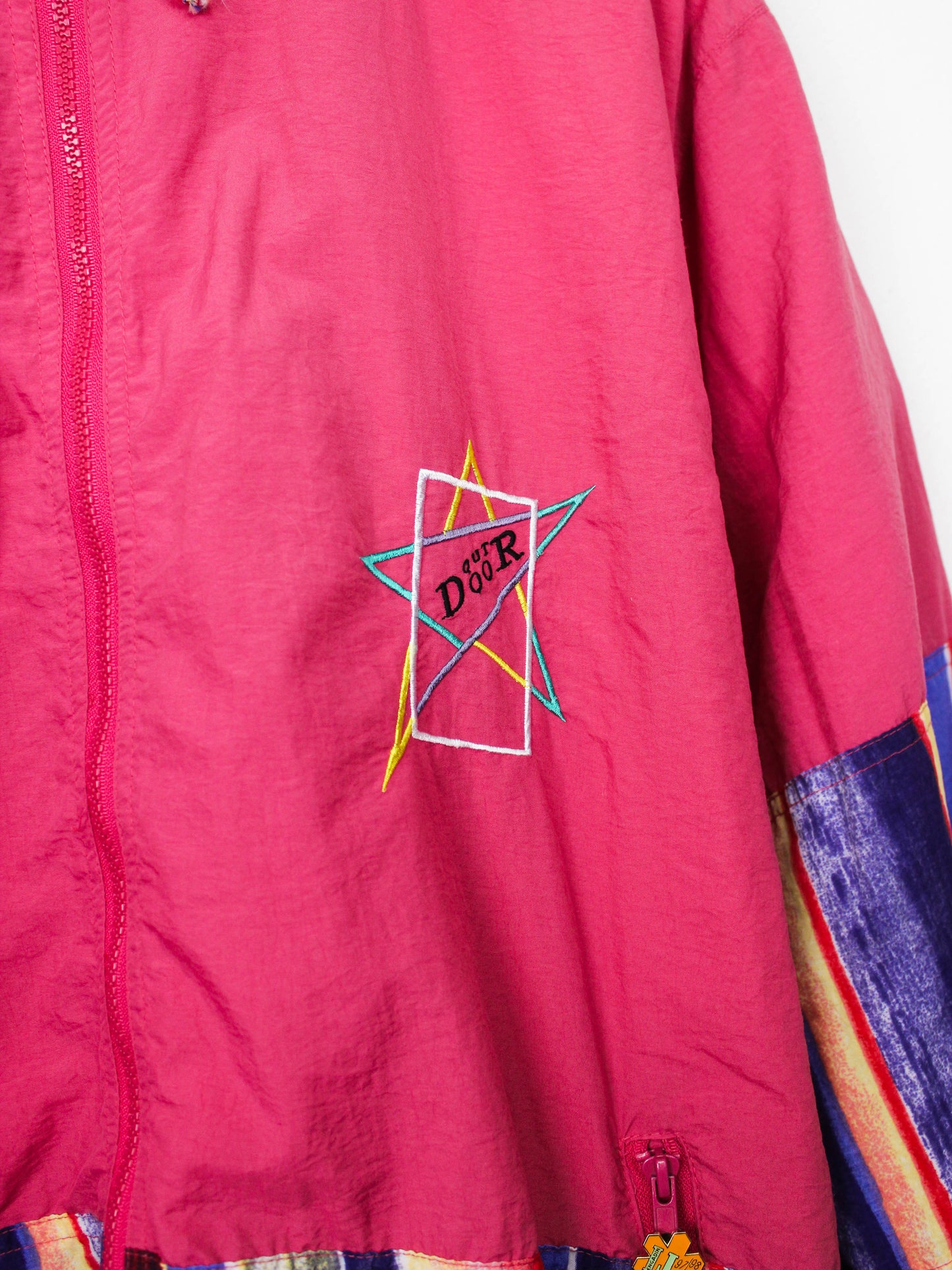 Рожева вітровка з кольоровими смужками