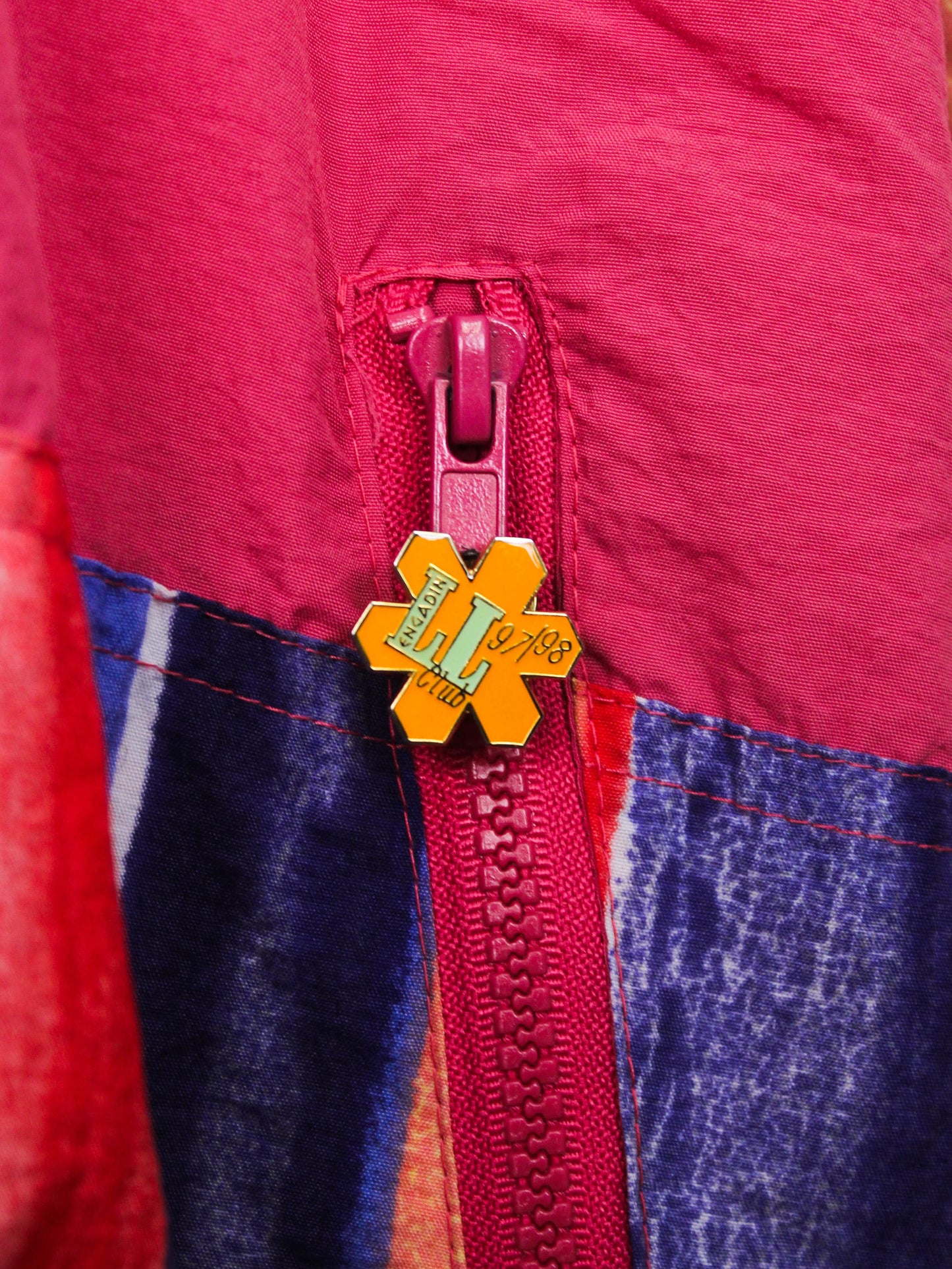 Рожева вітровка з кольоровими смужками