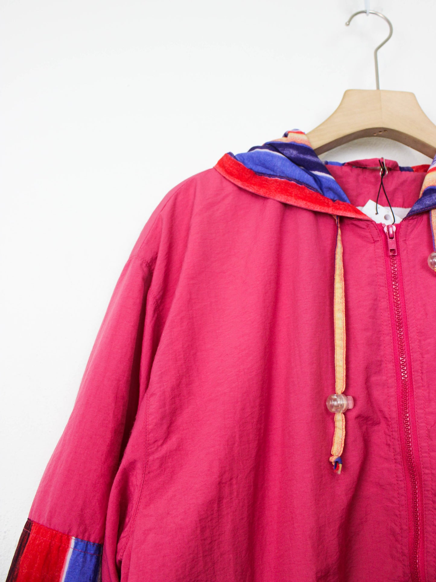 Рожева вітровка з кольоровими смужками