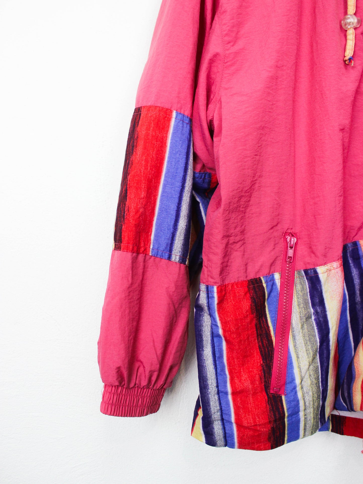 Рожева вітровка з кольоровими смужками