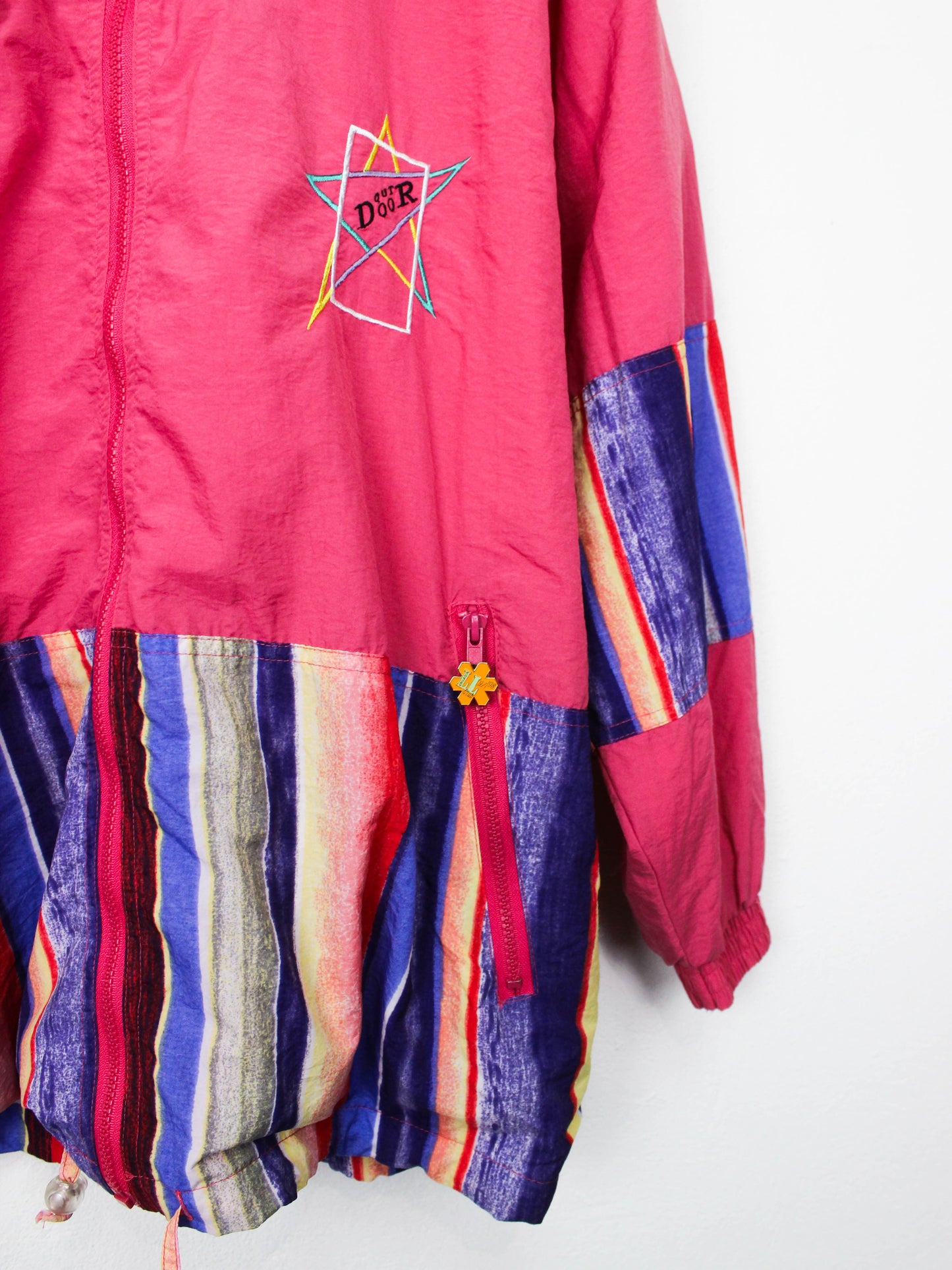 Рожева вітровка з кольоровими смужками