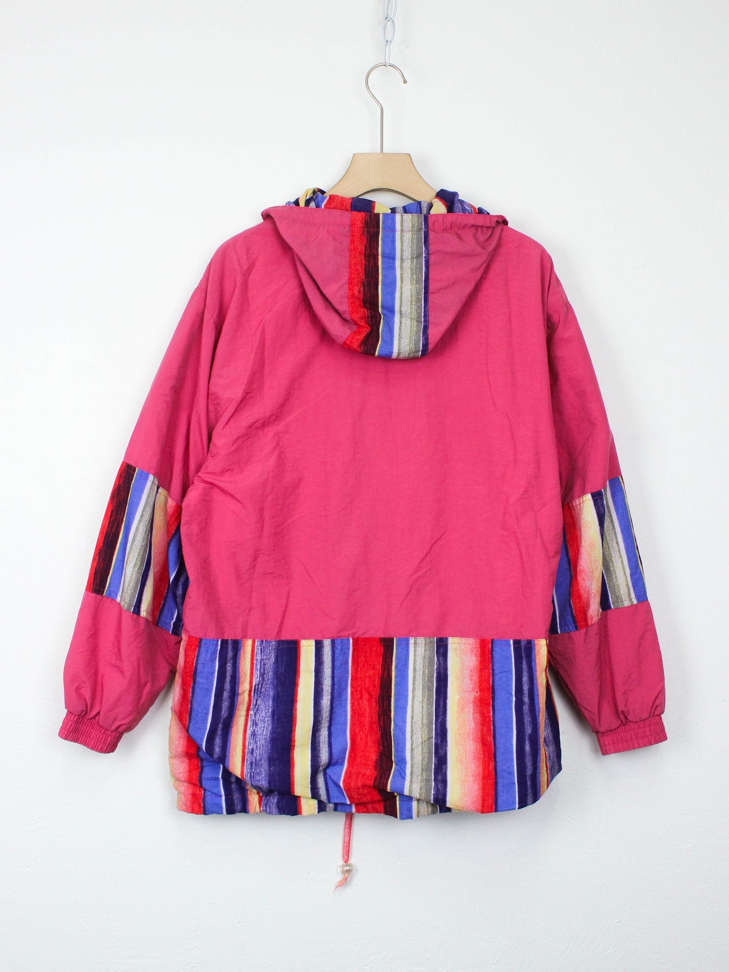 Рожева вітровка з кольоровими смужками