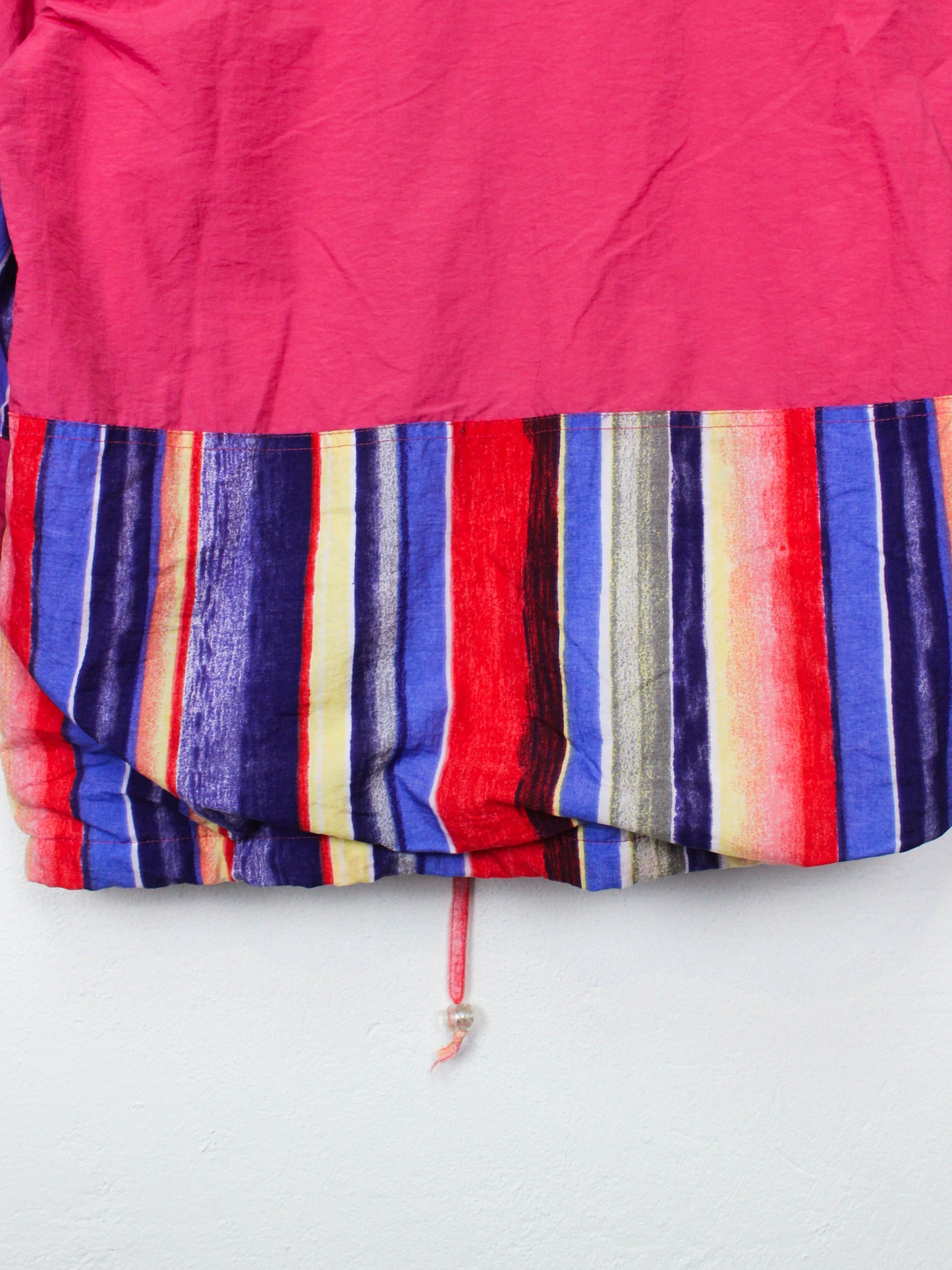 Рожева вітровка з кольоровими смужками