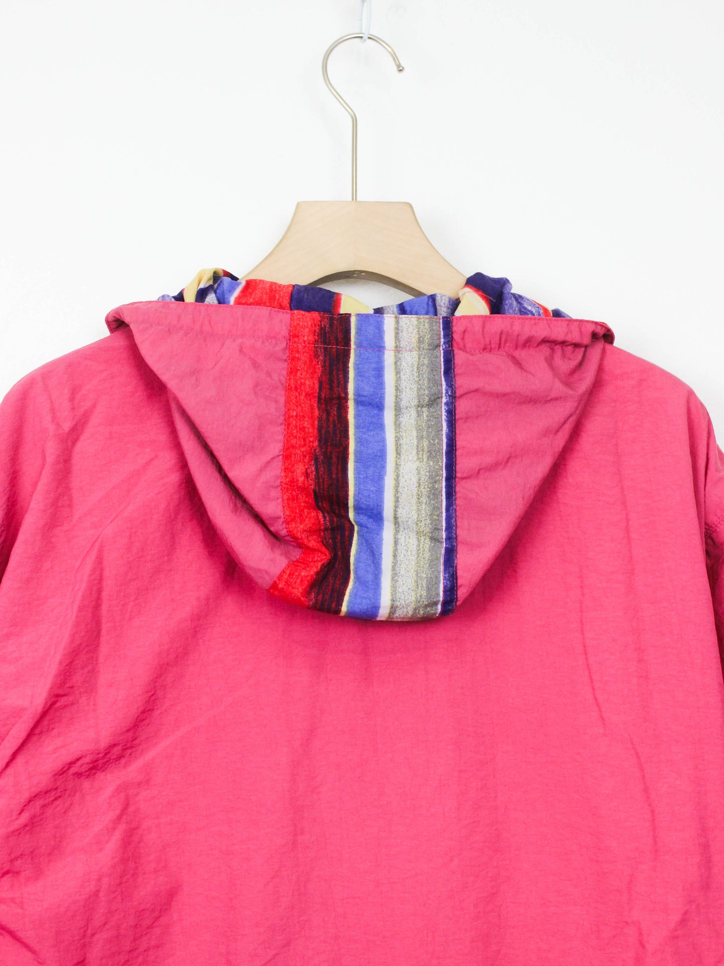 Рожева вітровка з кольоровими смужками