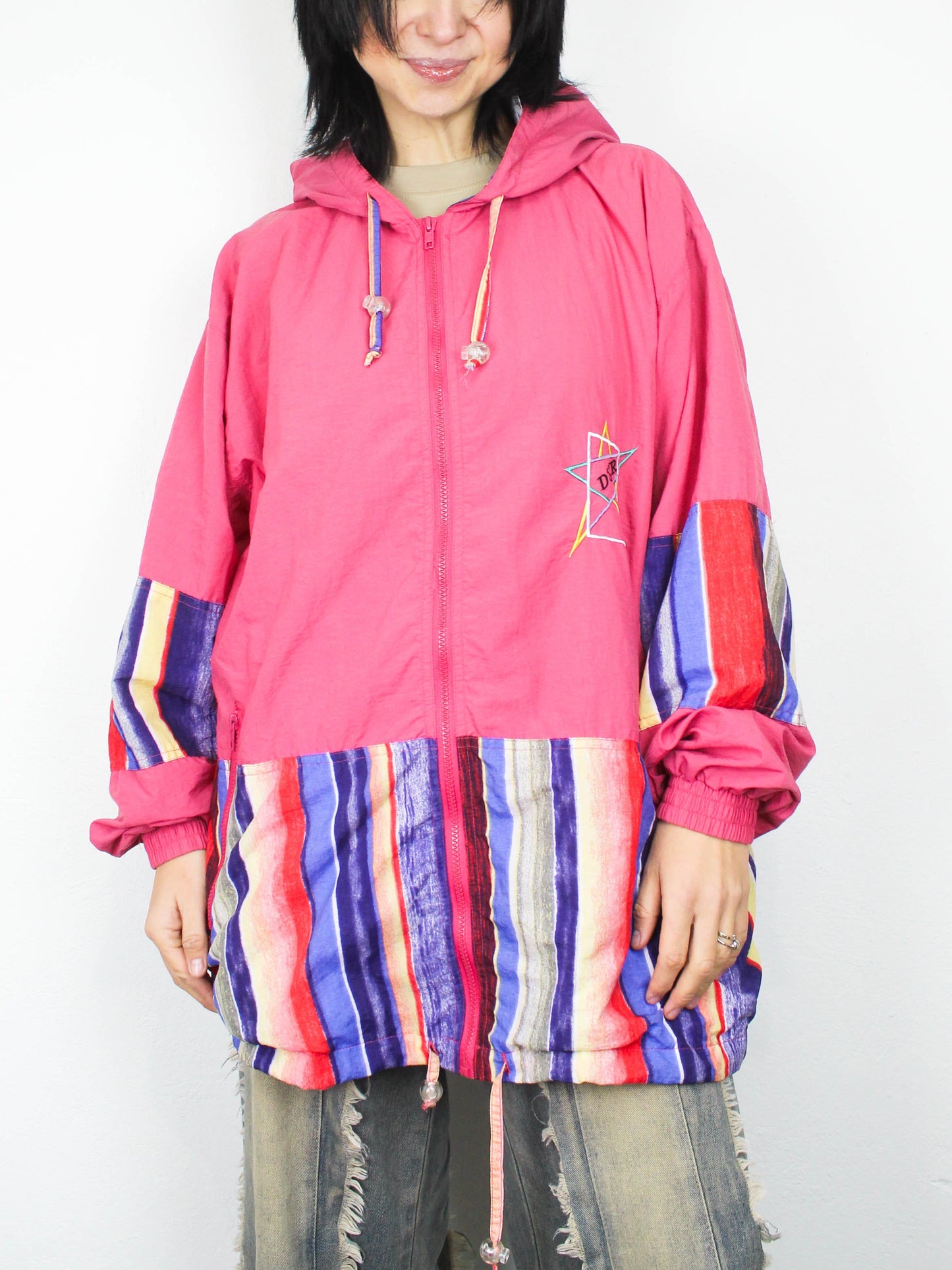 Рожева вітровка з кольоровими смужками