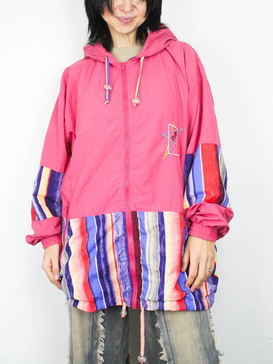 Рожева вітровка з кольоровими смужками