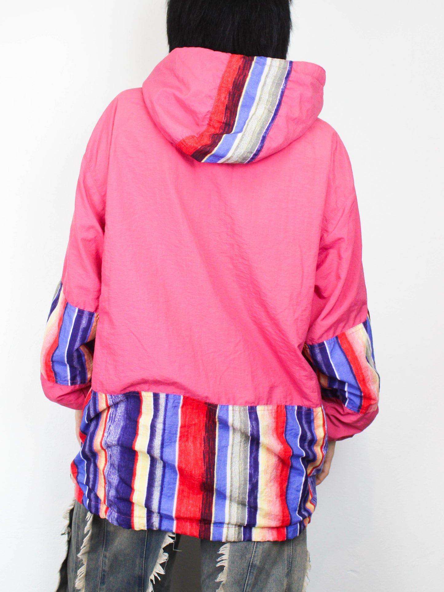 Рожева вітровка з кольоровими смужками