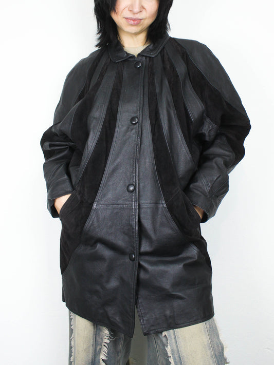 Чорна шкірянка із замшевими вставками