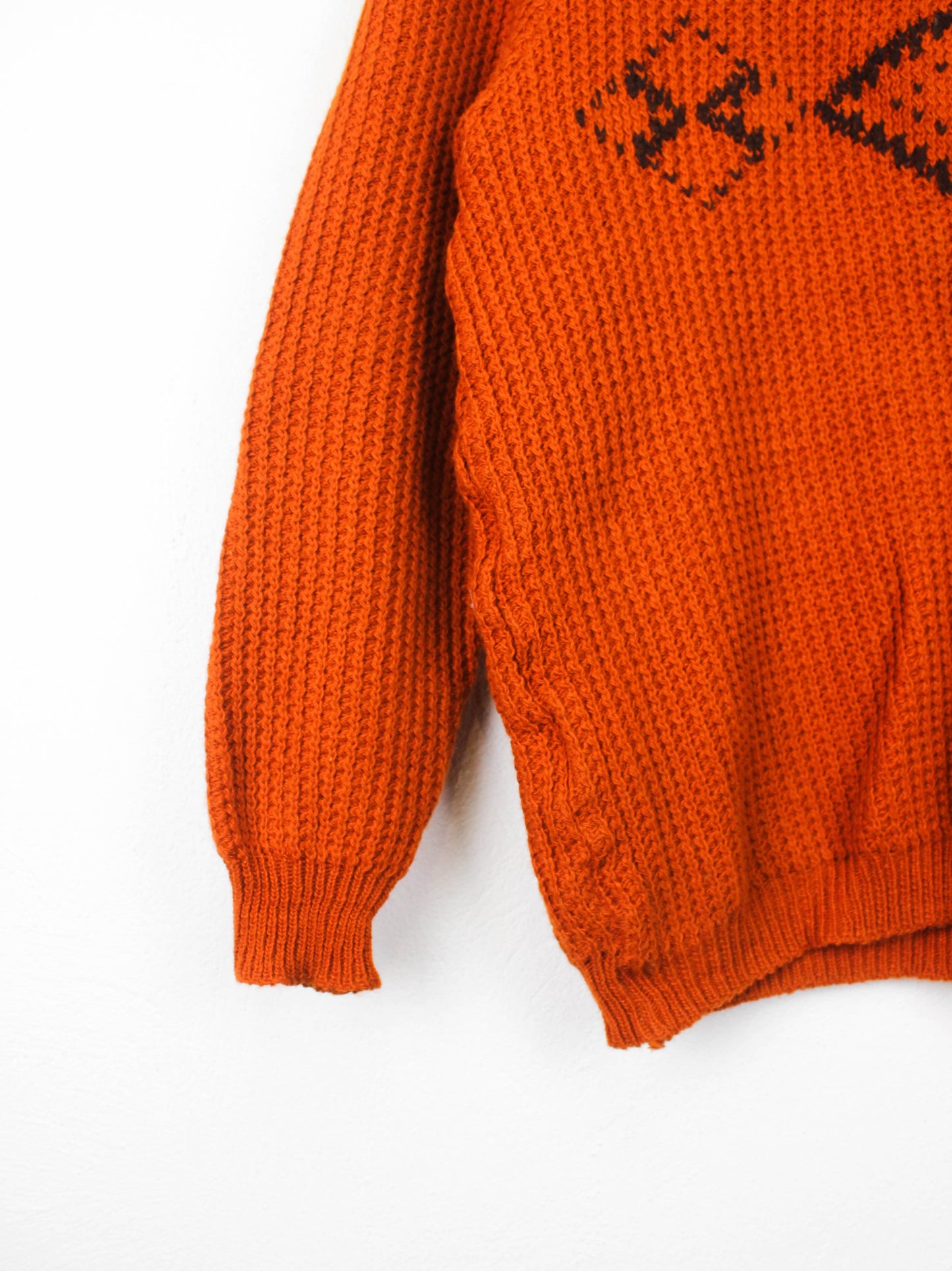 Вʼязаний вінтажний светр кольору моркви