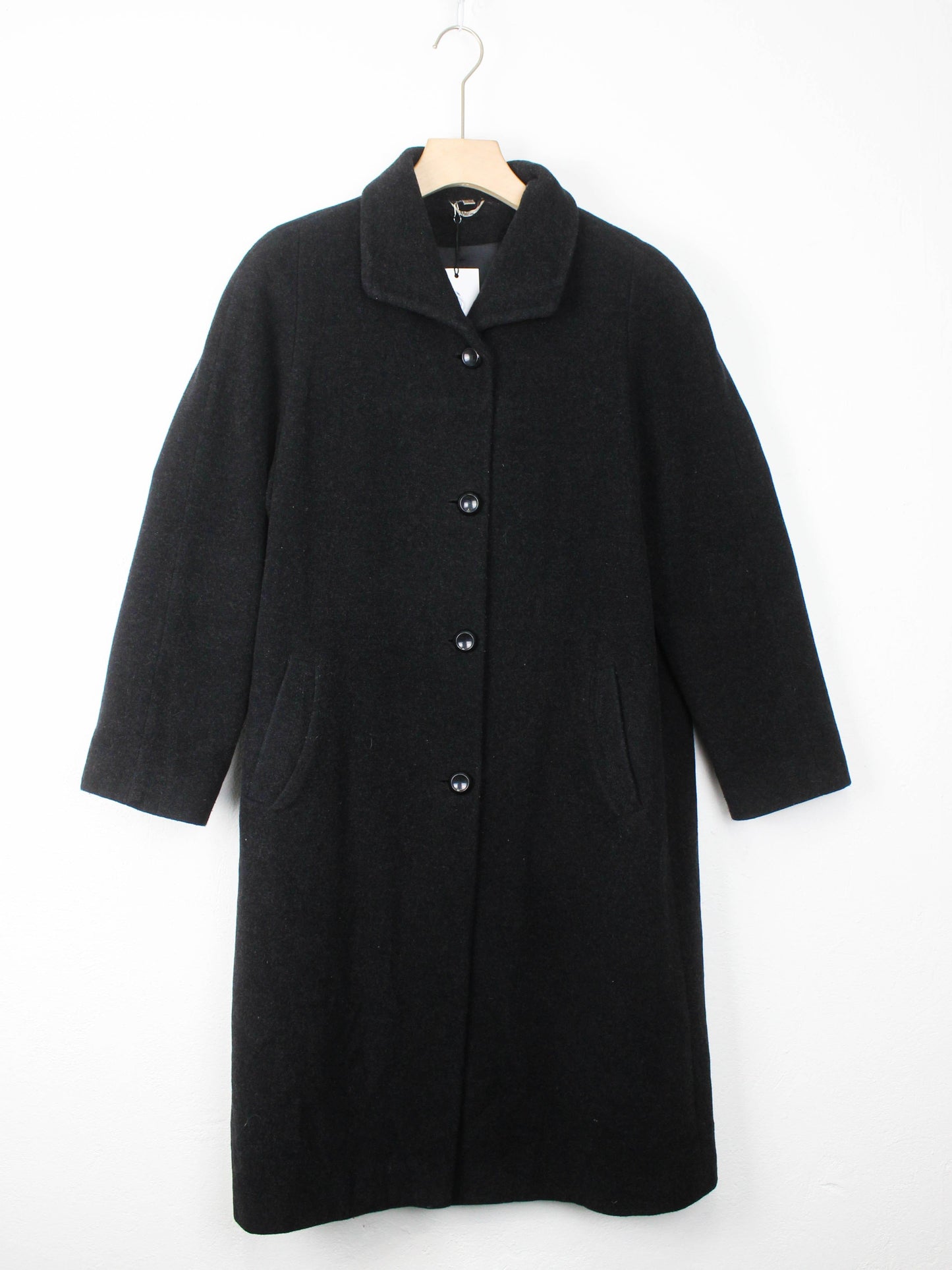 Чорне пальто на ґудзиках із стійкою