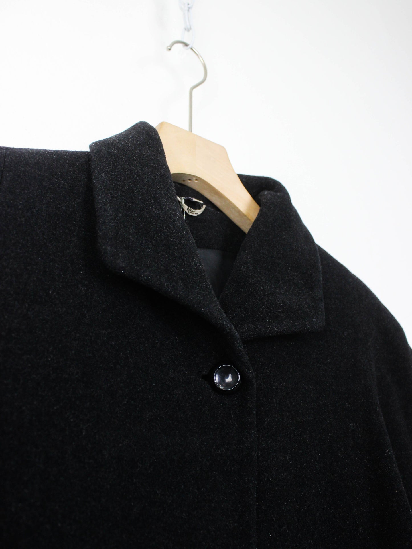 Чорне пальто на ґудзиках із стійкою