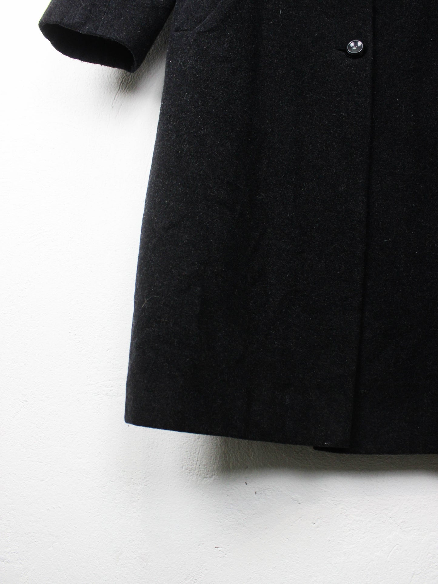 Чорне пальто на ґудзиках із стійкою